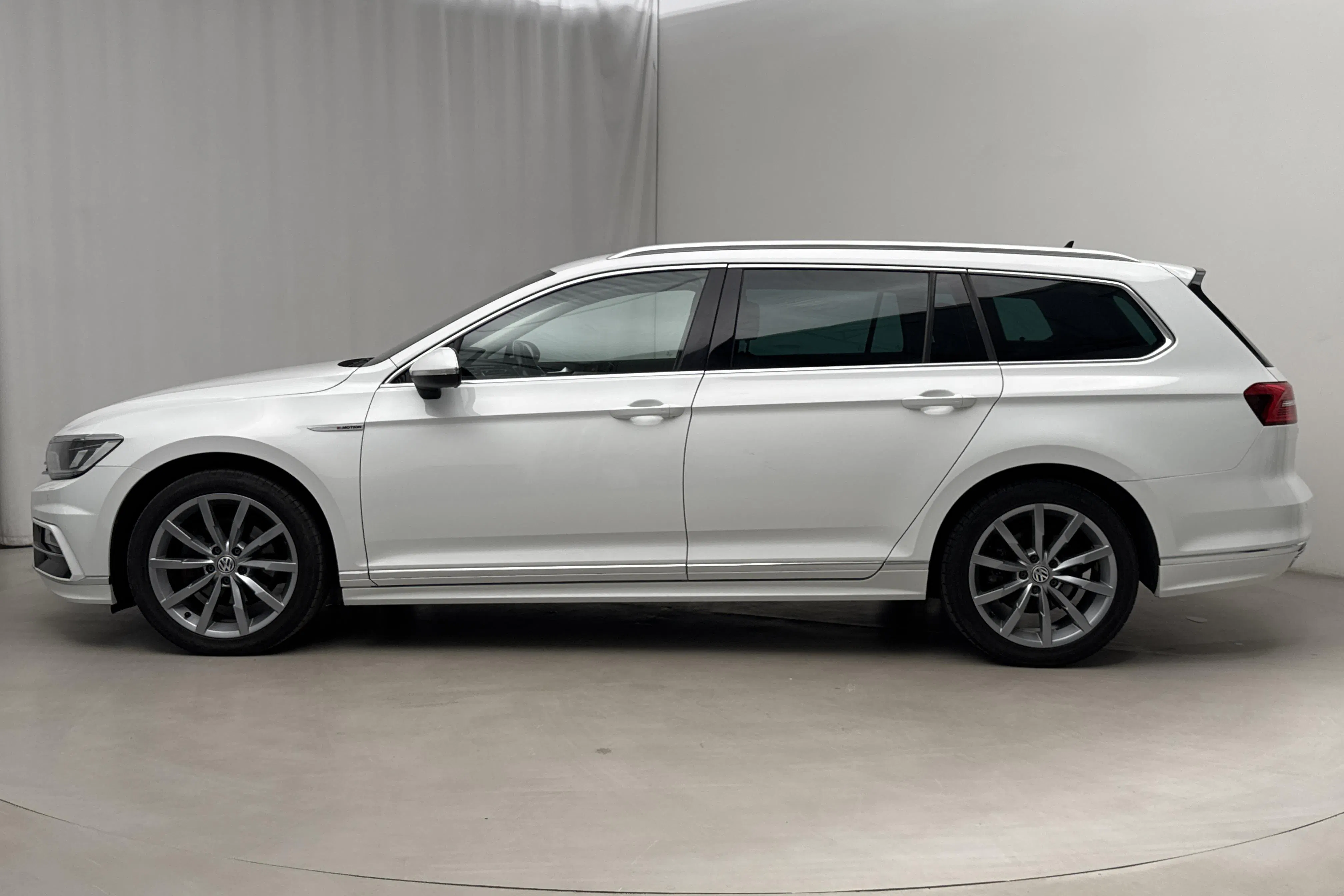 Presentationsfoto 2 av 16: VW Passat 2.0 TDI Sportscombi 4MOTION (190hk) - 16 979 mil - Automat - vit - 2018