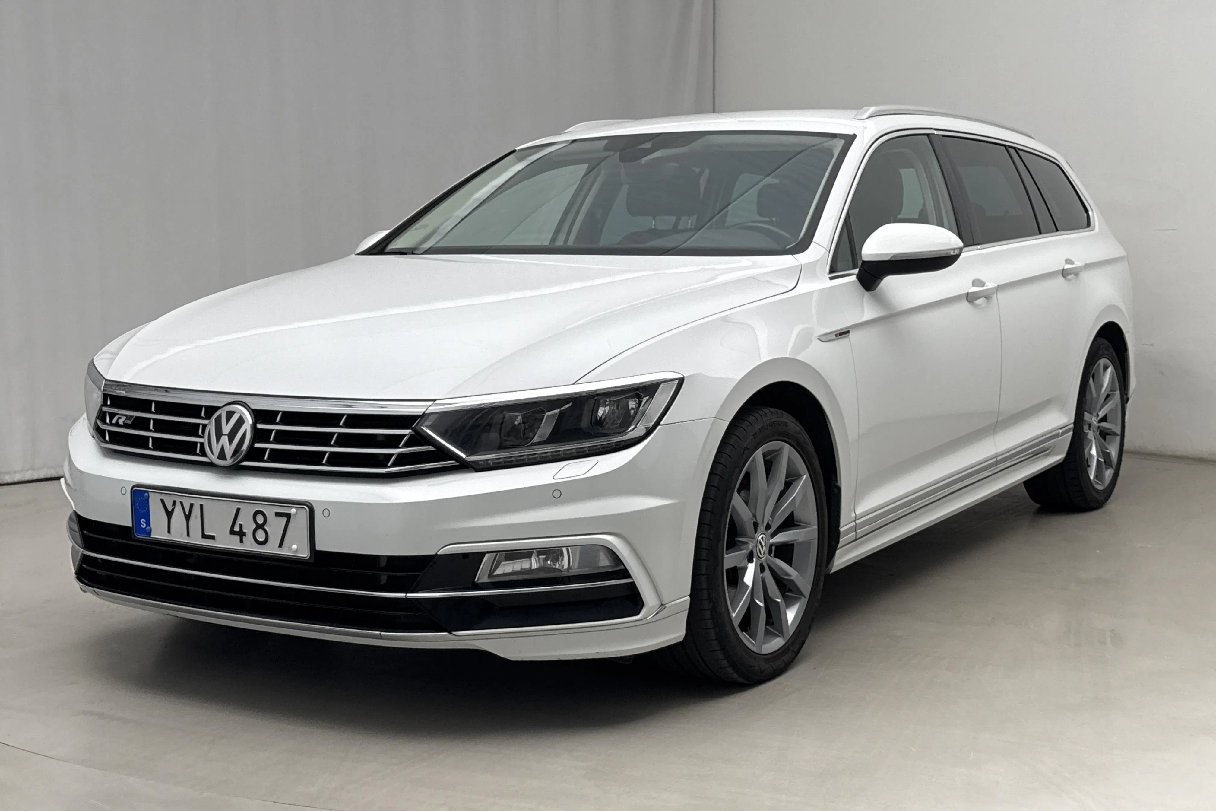 Presentationsfoto 1 av 16: VW Passat 2.0 TDI Sportscombi 4MOTION (190hk) - 16 979 mil - Automat - vit - 2018