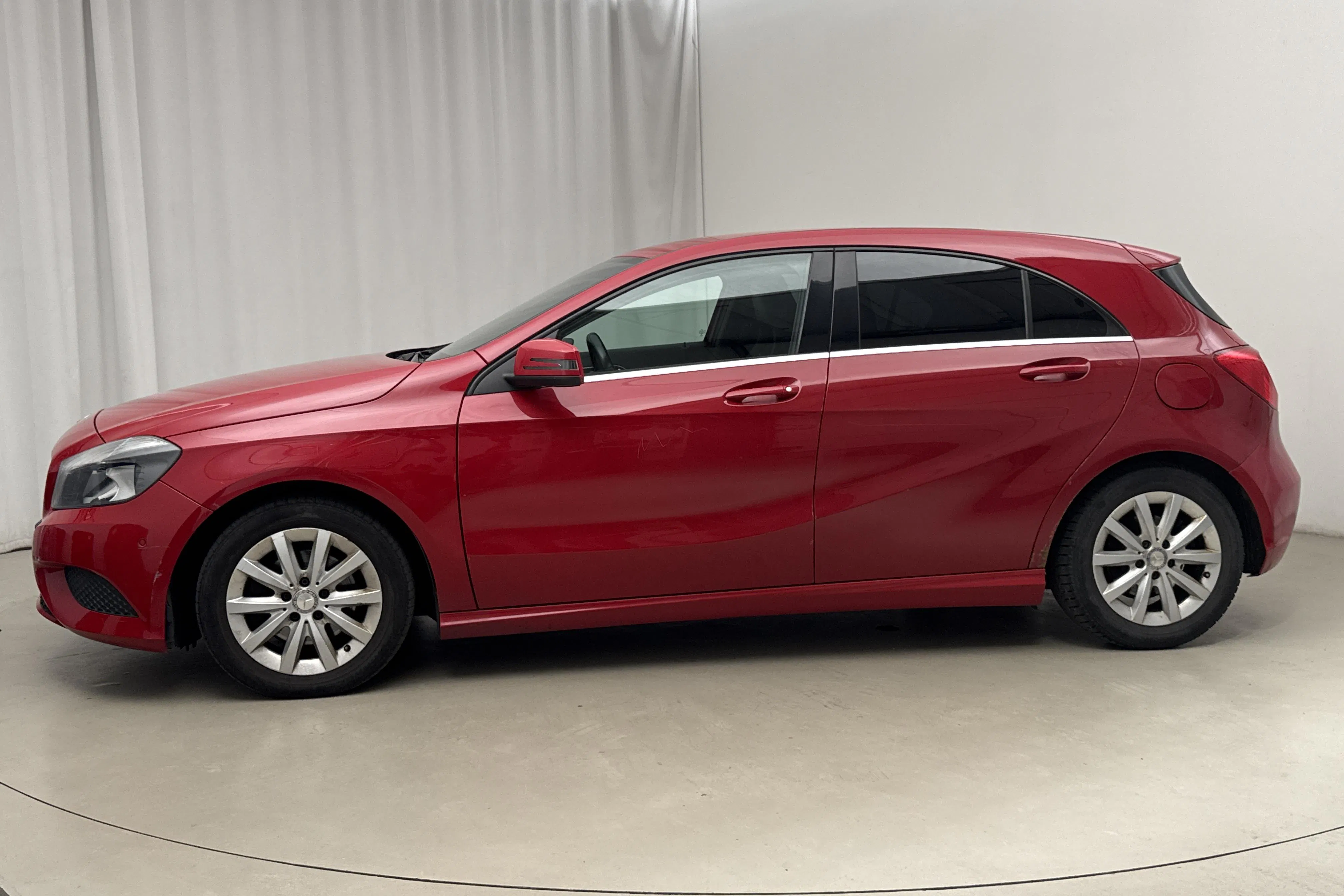 Presentation photo 2 of 14: Mercedes A 180 5dr W176 (122hk) - 184 540 km - Manual - red - 2014