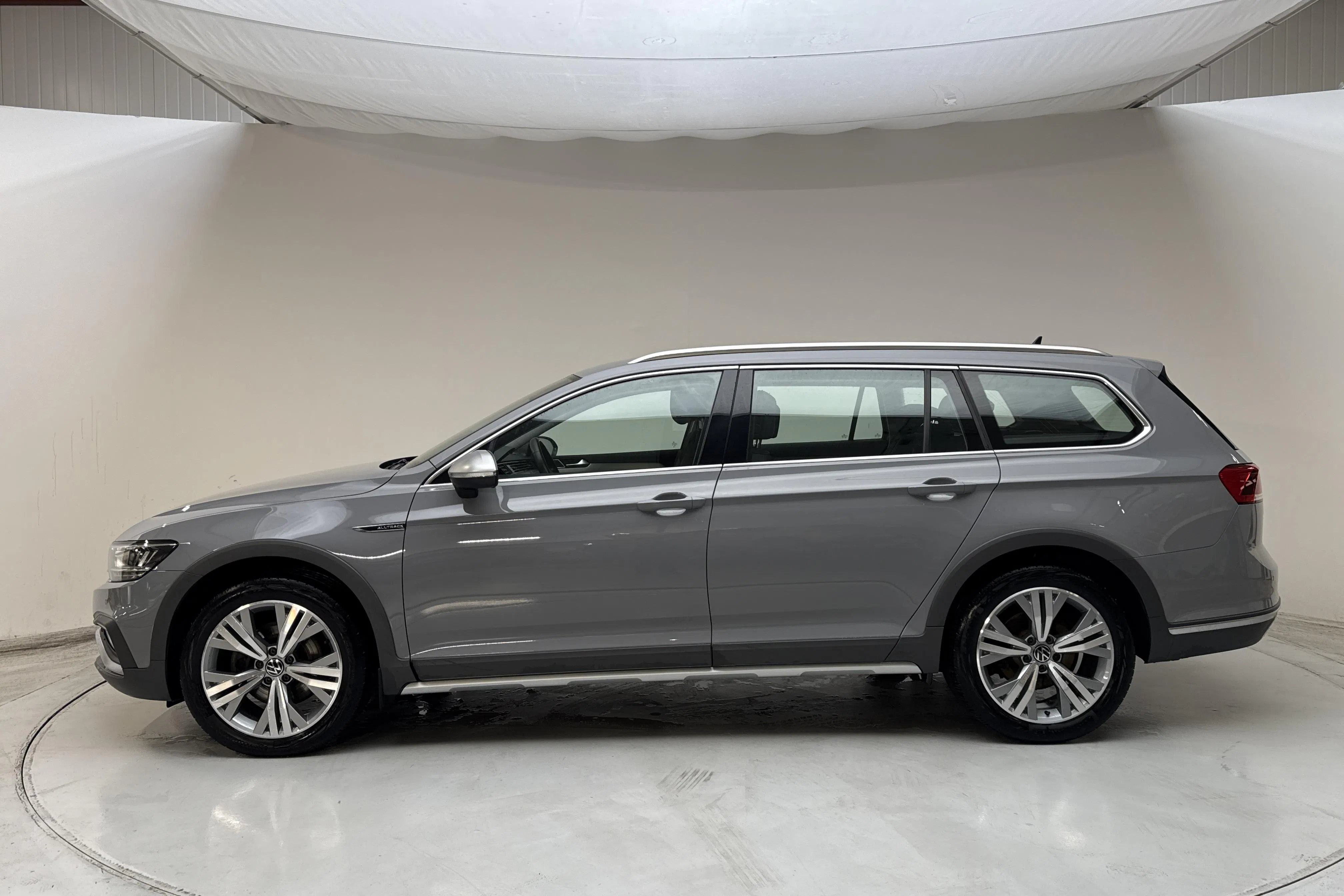 Presentation photo 2 of 15: VW Passat Alltrack 2.0 TDI Sportscombi 4Motion (200hk) - 84 650 km - Automatic - gray - 2024