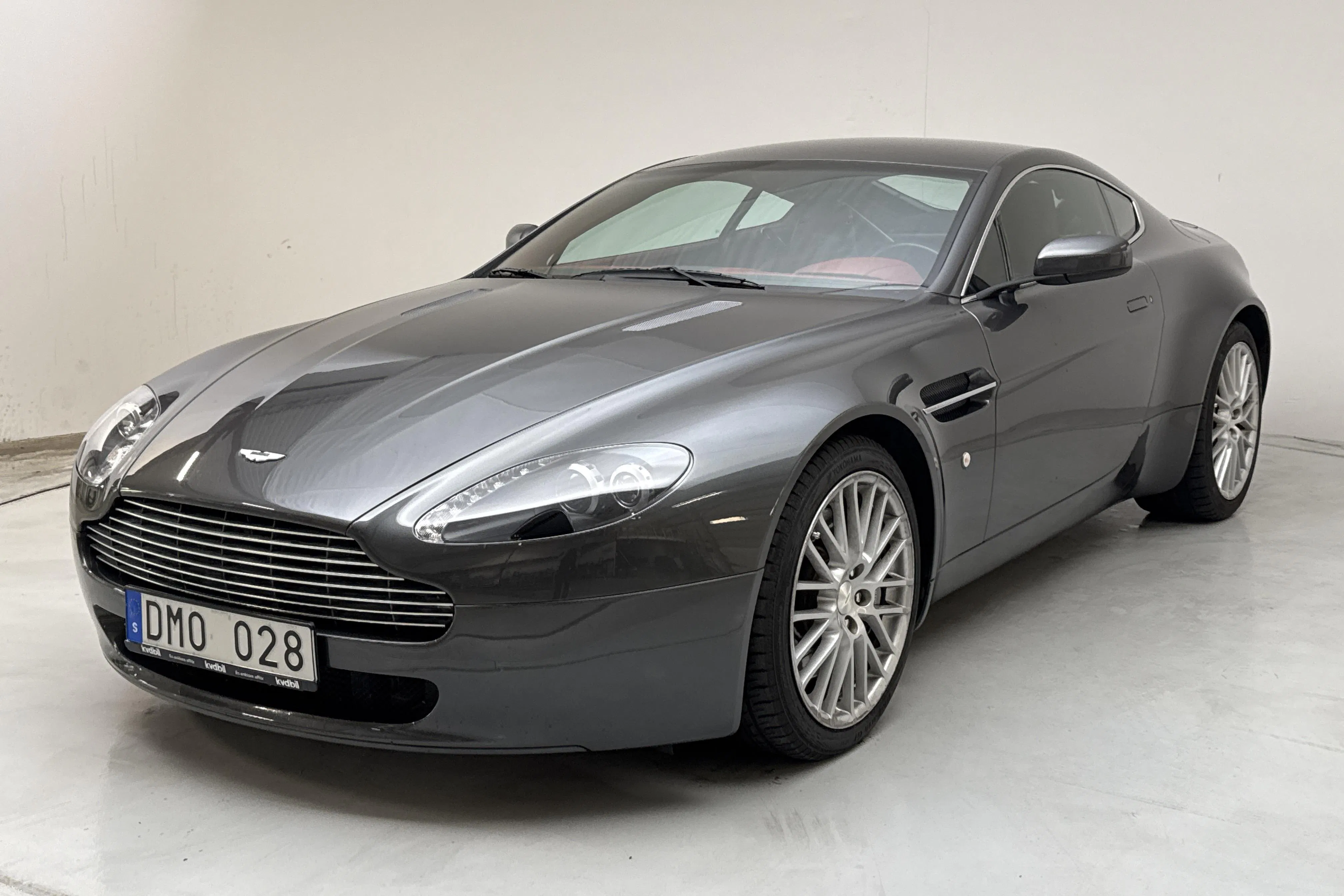 Presentation photo 1 of 14: Aston-Martin V8 Vantage 4.3 (385hk) - 72 020 km - Automatic - dark grey - 2008