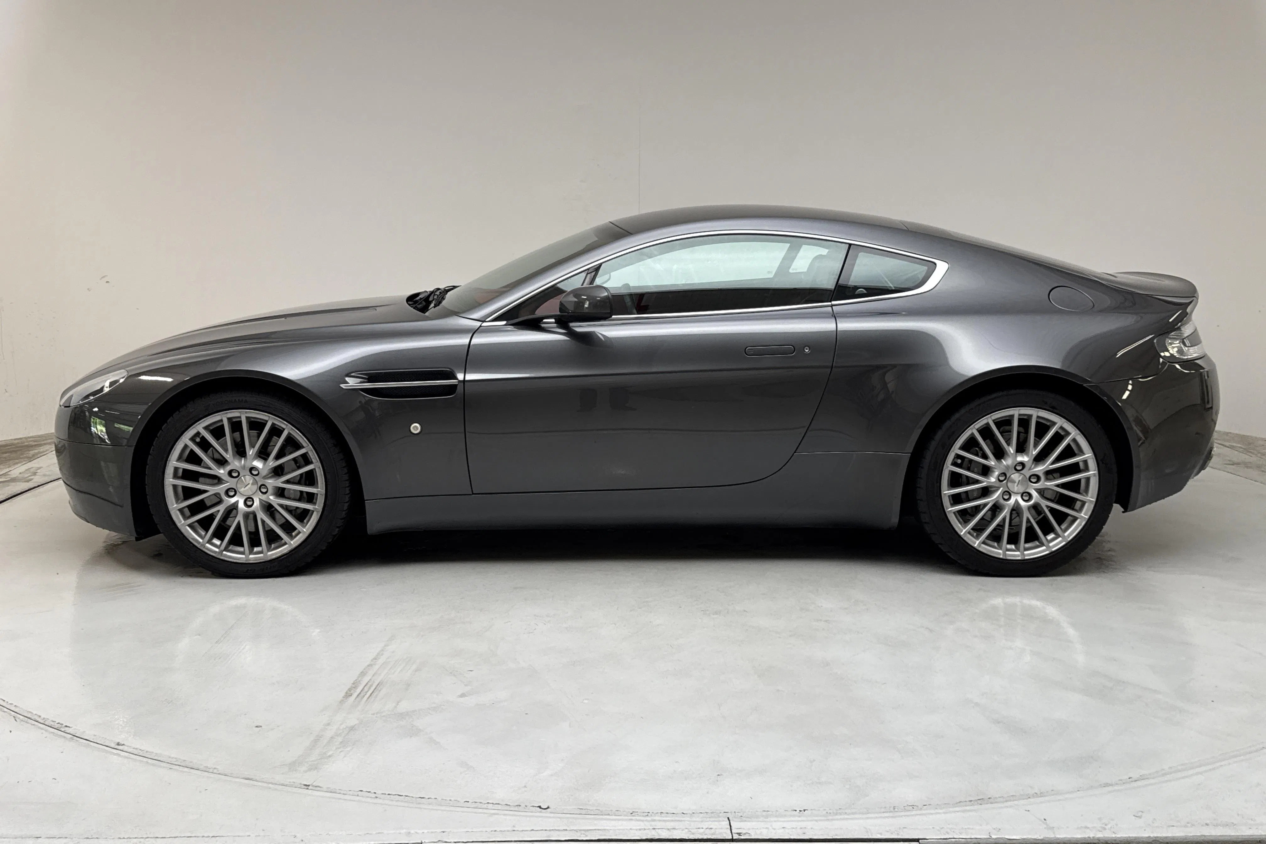 Presentation photo 2 of 14: Aston-Martin V8 Vantage 4.3 (385hk) - 72 020 km - Automatic - dark grey - 2008