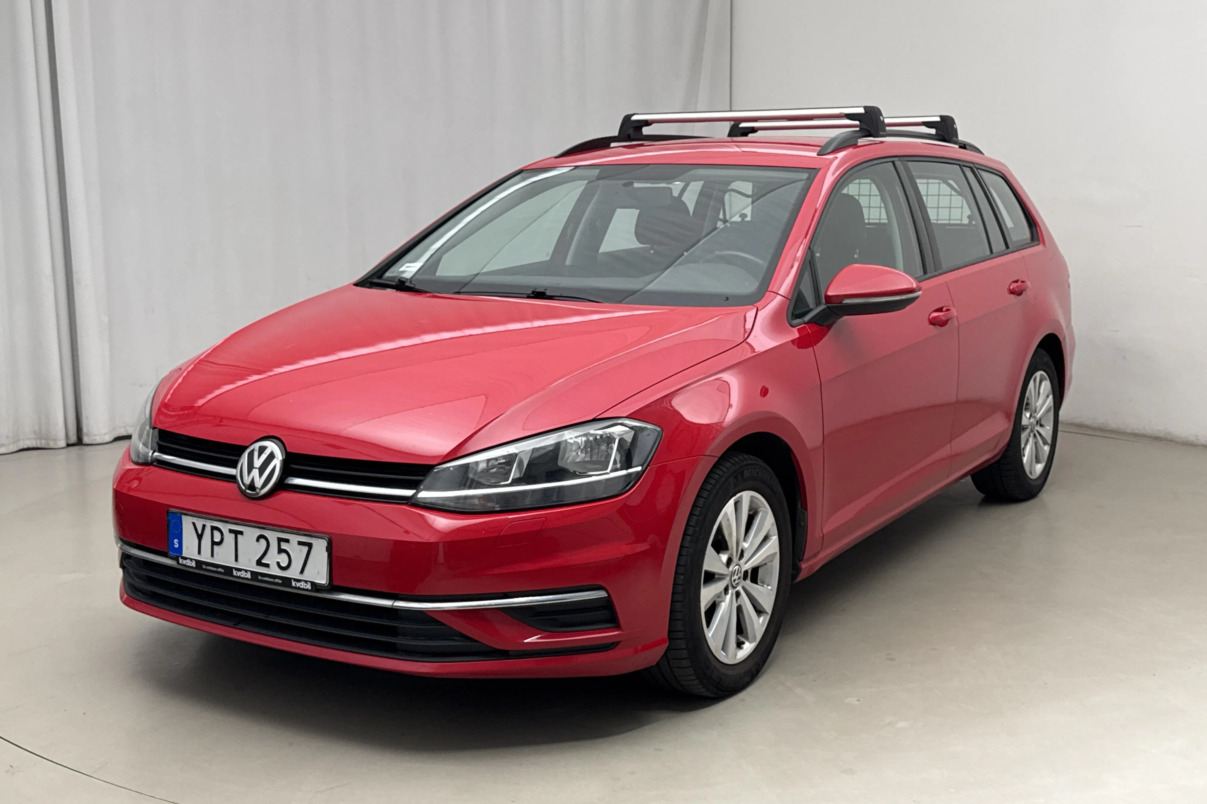 Presentation photo 1 of 16: VW Golf VII 1.0 TSI Sportscombi (110hk) - 111 360 km - Manual - red - 2018