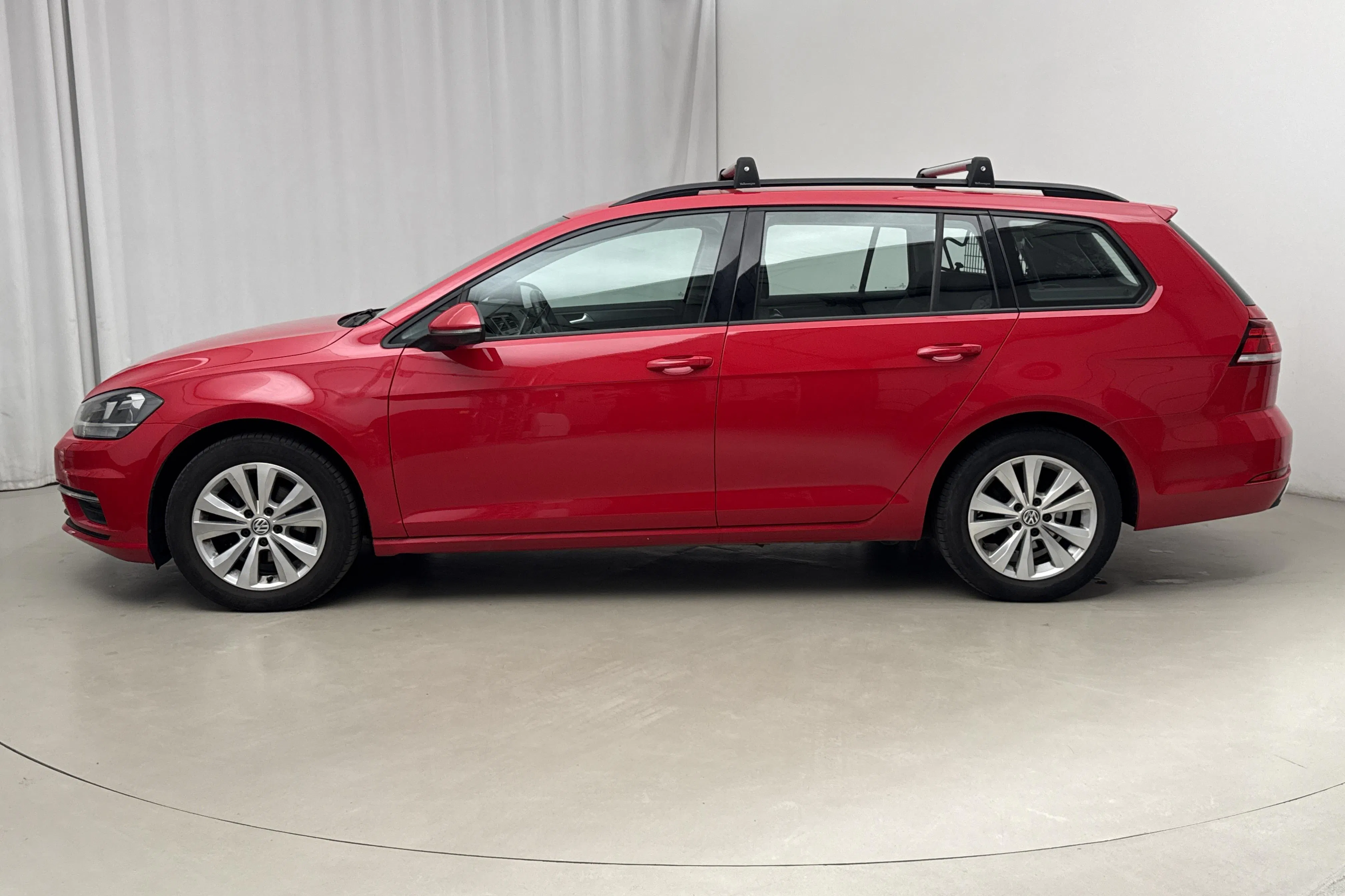 Presentation photo 2 of 16: VW Golf VII 1.0 TSI Sportscombi (110hk) - 111 360 km - Manual - red - 2018