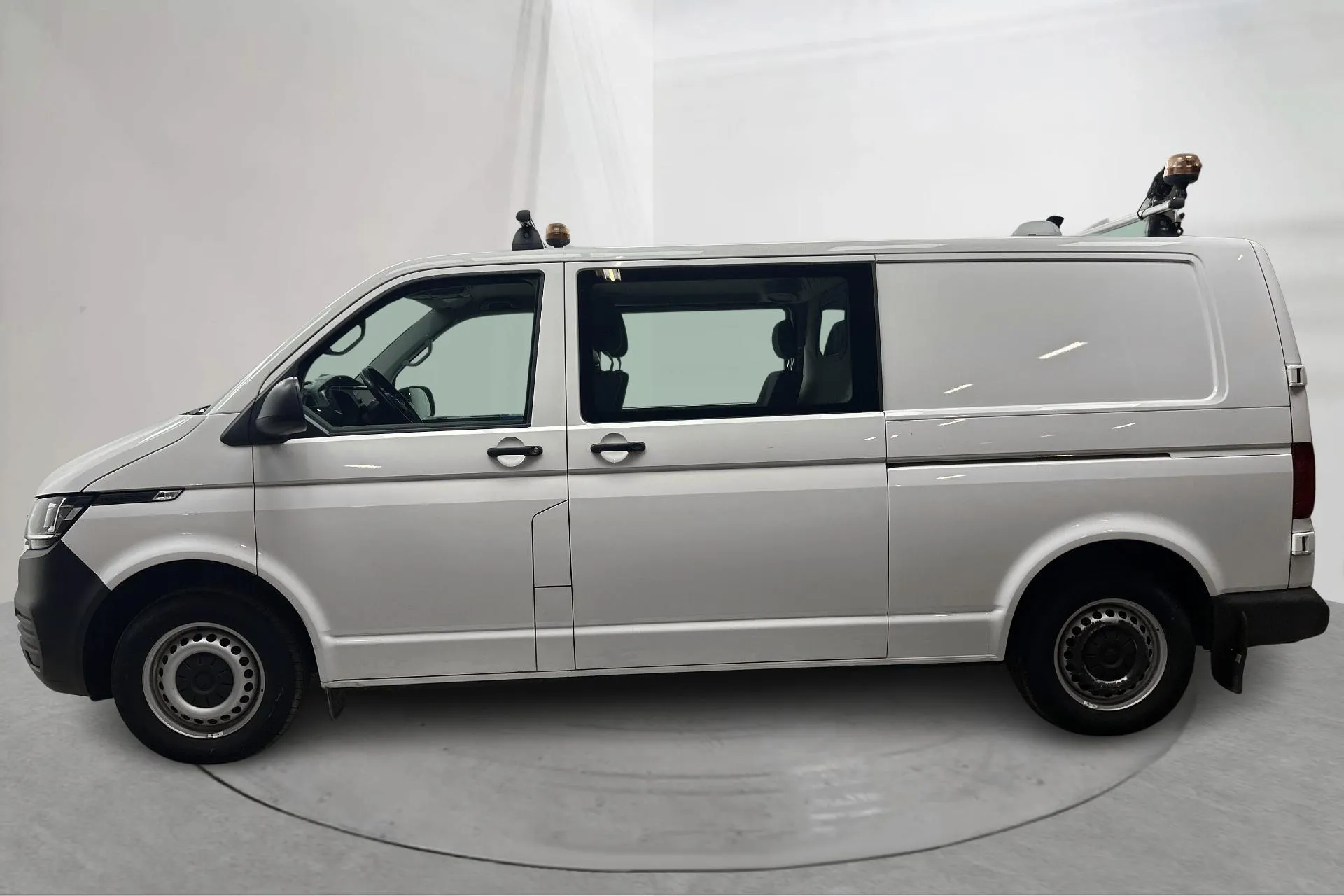 Presentationsfoto 2 av 16: VW Transporter T6 2.0 TDI BMT Skåp 4MOTION (150hk) - 8 396 mil - Manuell - vit - 2020