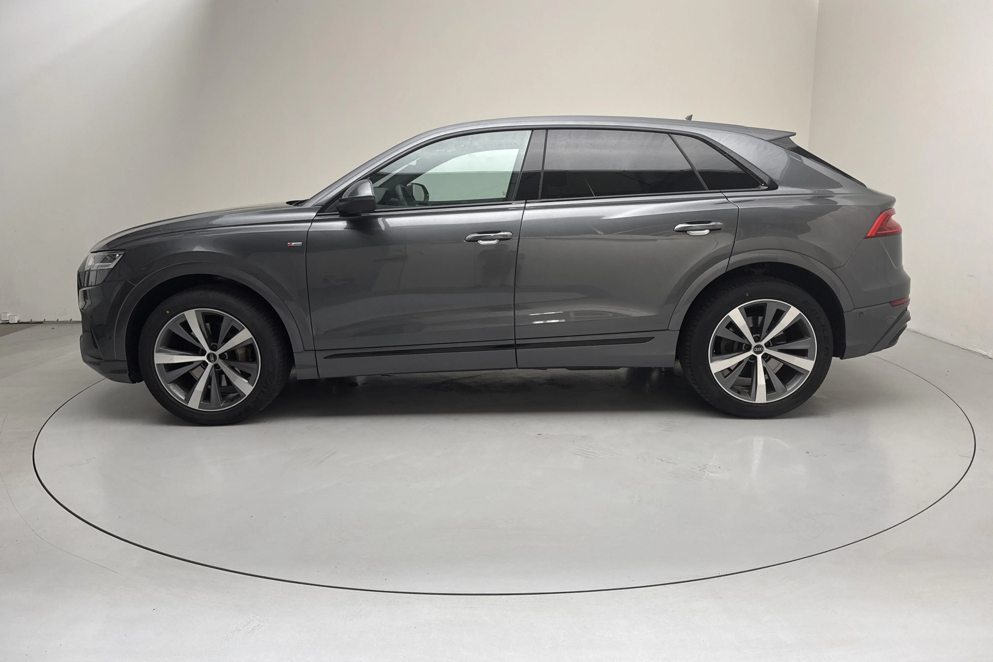 Presentationsfoto 2 av 18: Audi Q8 50 TDI quattro (286hk) - 12 810 mil - Automat - grå - 2023