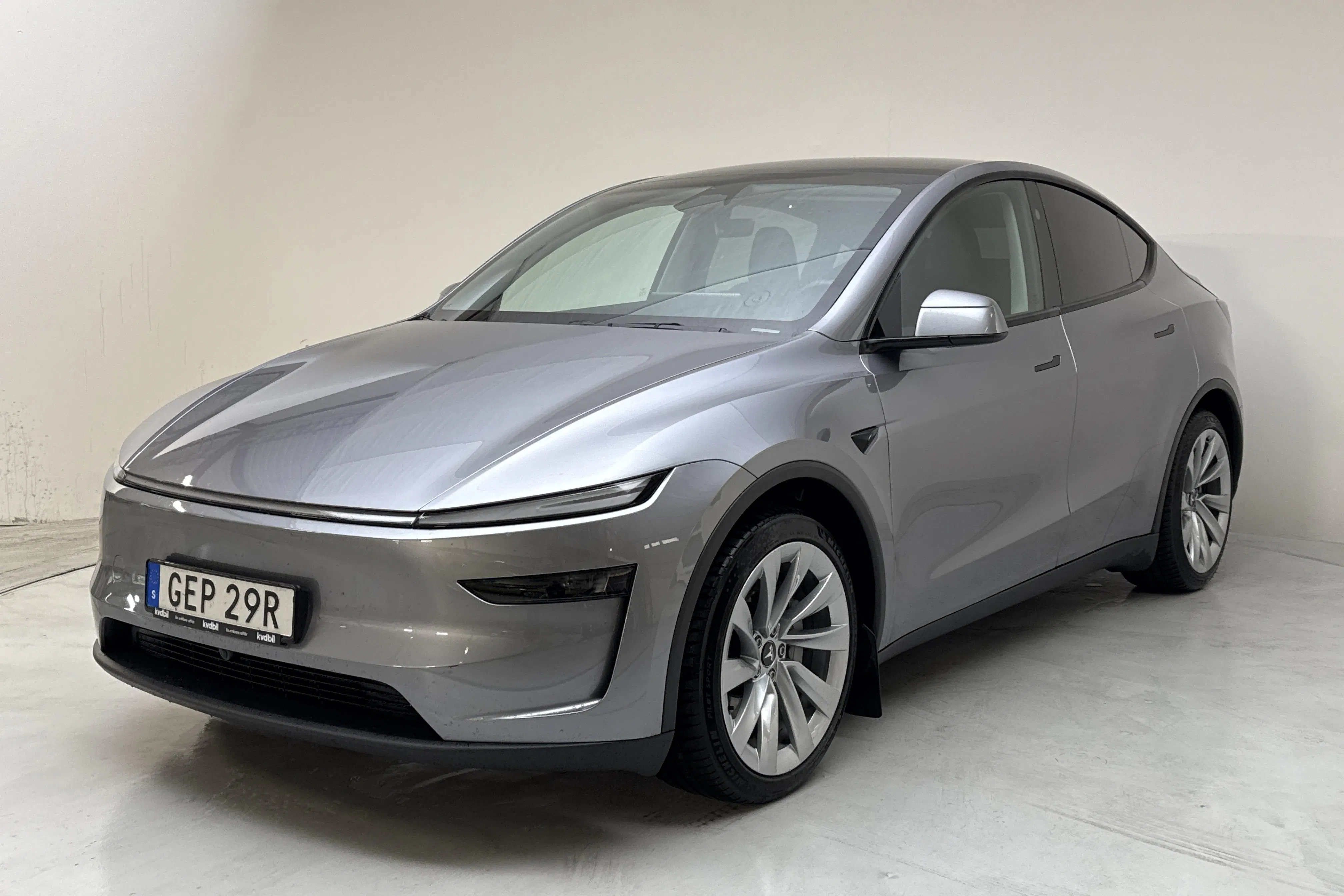 Presentationsfoto 1 av 22: Tesla Model Y Long Range Dual Motor AWD - 5 852 mil - Automat - grå - 2025