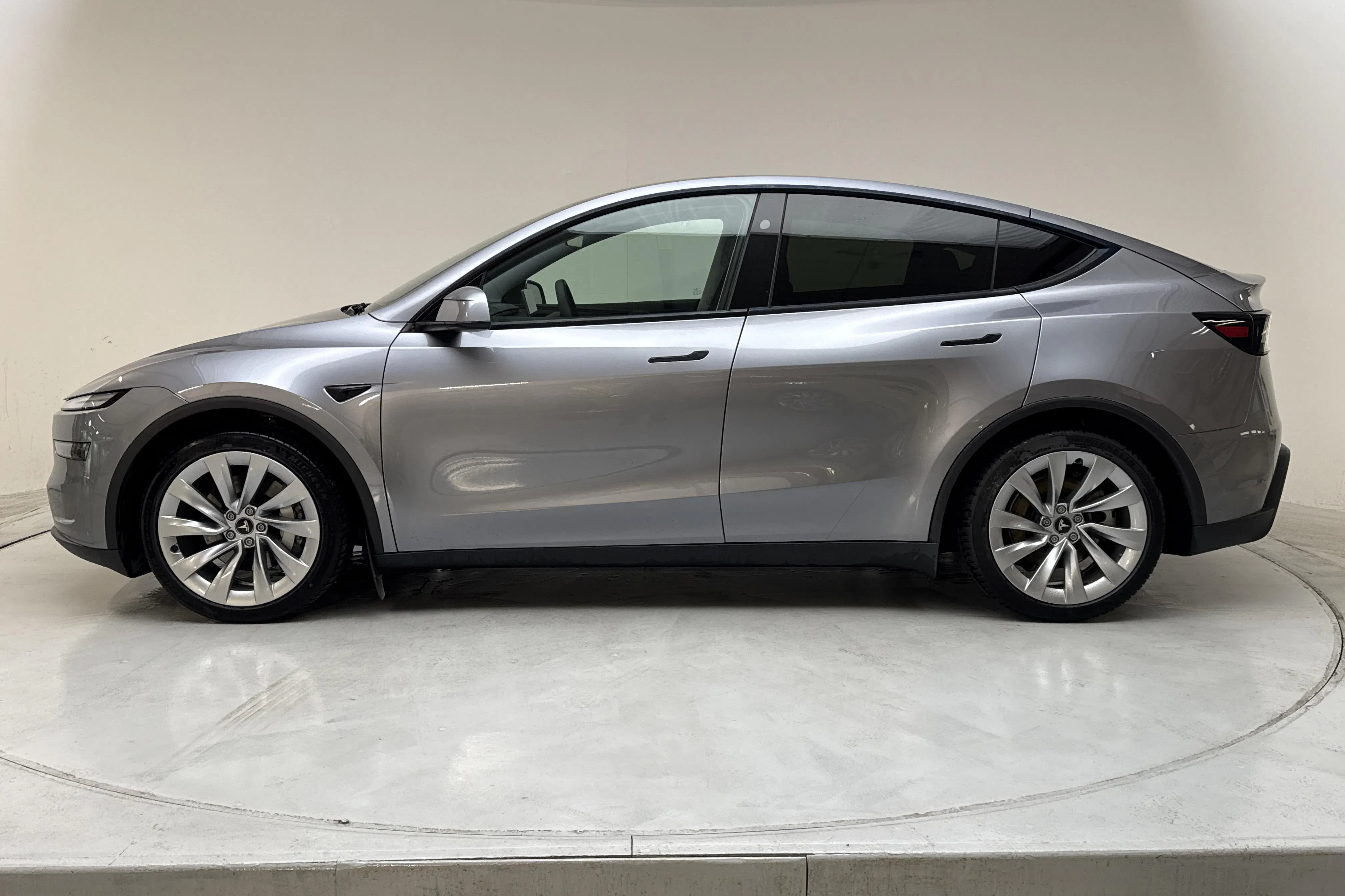 Presentationsfoto 2 av 22: Tesla Model Y Long Range Dual Motor AWD - 5 852 mil - Automat - grå - 2025