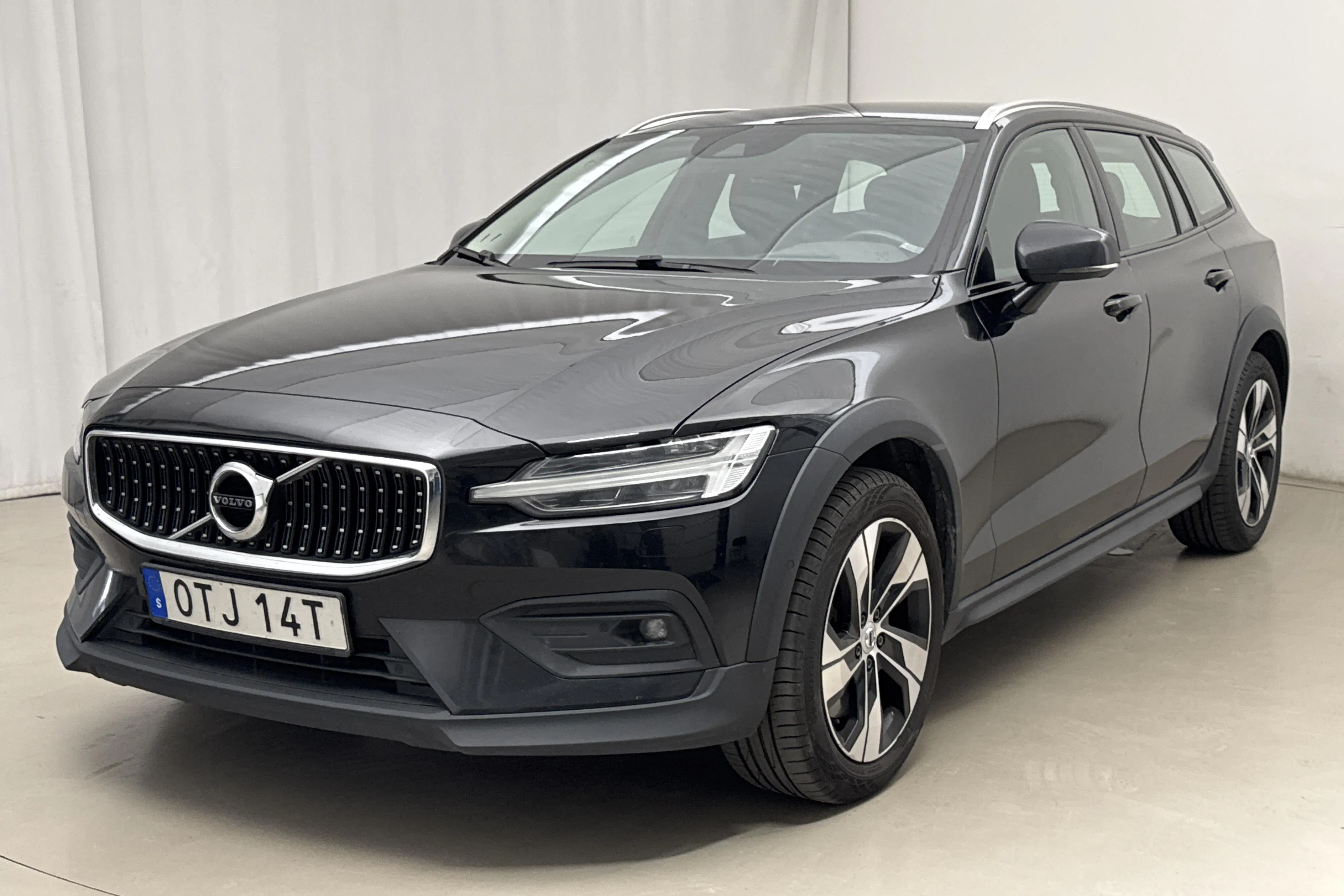 Presentation photo 1 of 22: Volvo V60 D4 Cross Country AWD (190hk) - 200 990 km - Automatic - black - 2019