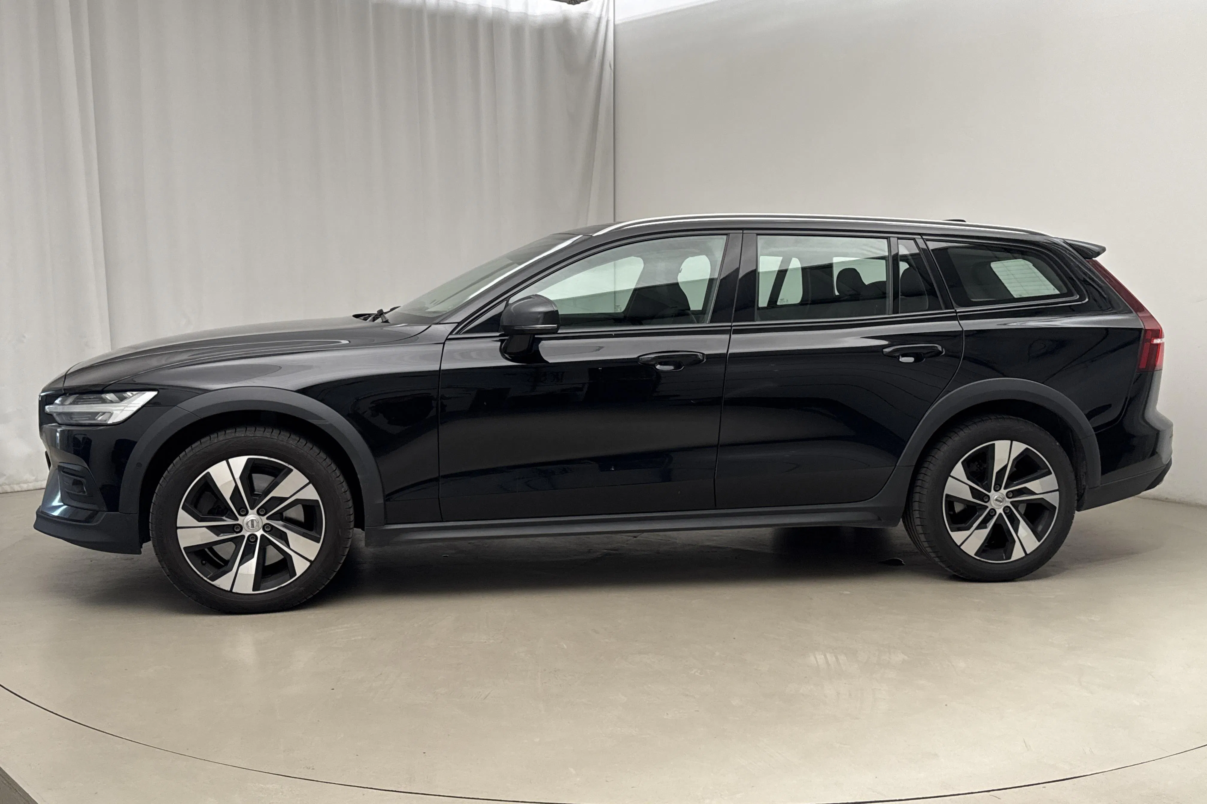 Presentation photo 2 of 22: Volvo V60 D4 Cross Country AWD (190hk) - 200 990 km - Automatic - black - 2019