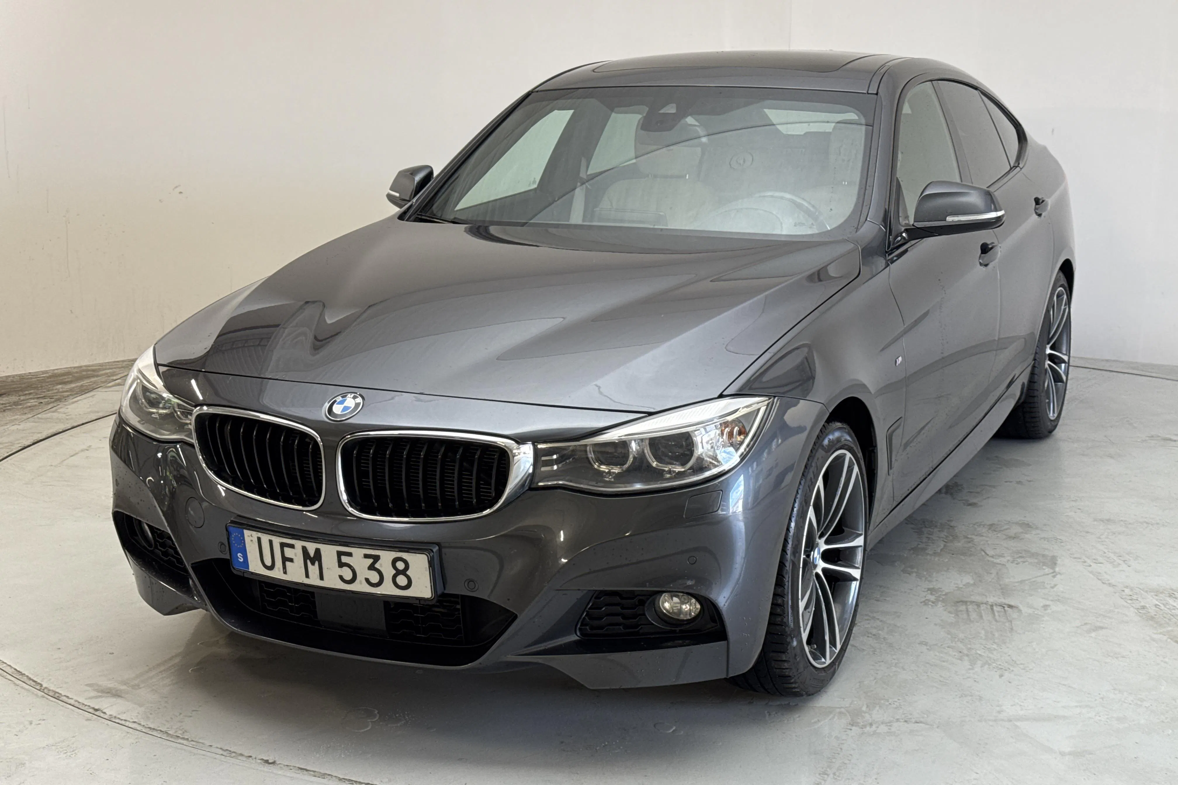 Presentationsfoto 1 av 17: BMW 330d GT xDrive, F34 (258hk) - 17 991 mil - Automat - grå - 2015
