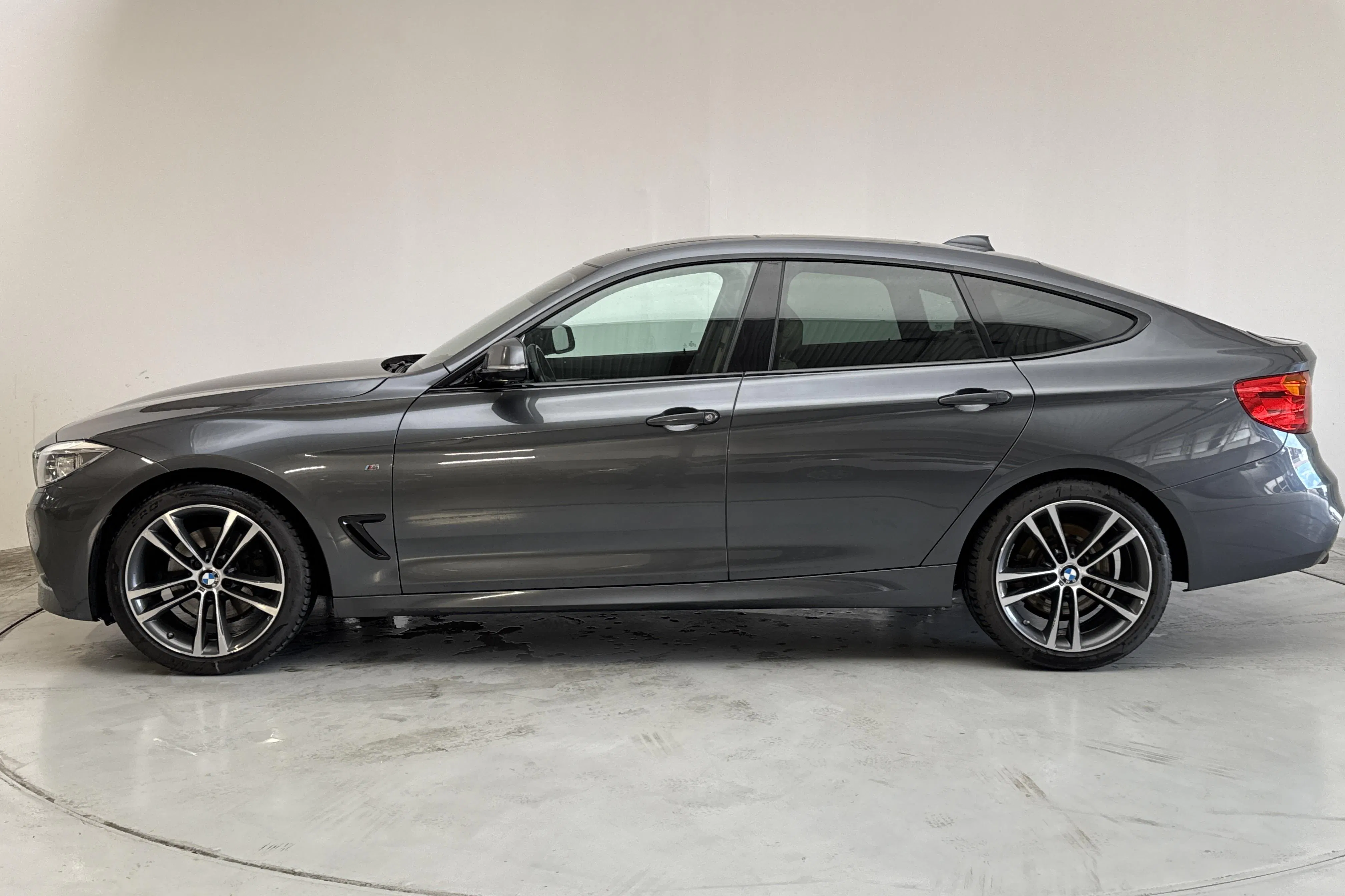 Presentationsfoto 2 av 17: BMW 330d GT xDrive, F34 (258hk) - 17 991 mil - Automat - grå - 2015