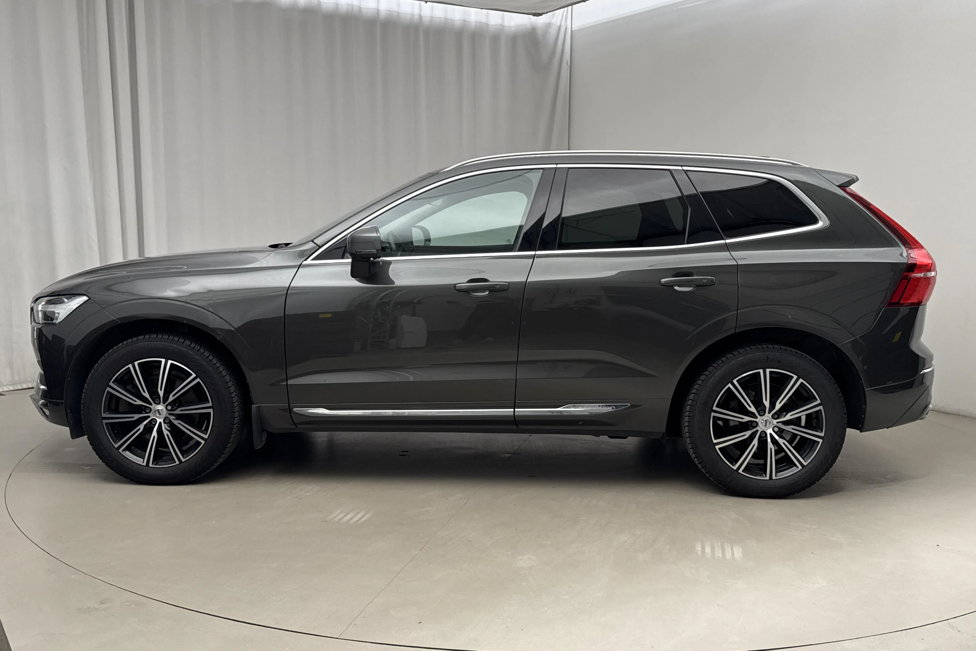 Presentationsfoto 2 av 21: Volvo XC60 B4 AWD Mildhybrid, Diesel (197hk) - 23 963 mil - Automat - Mörkgrå - 2020