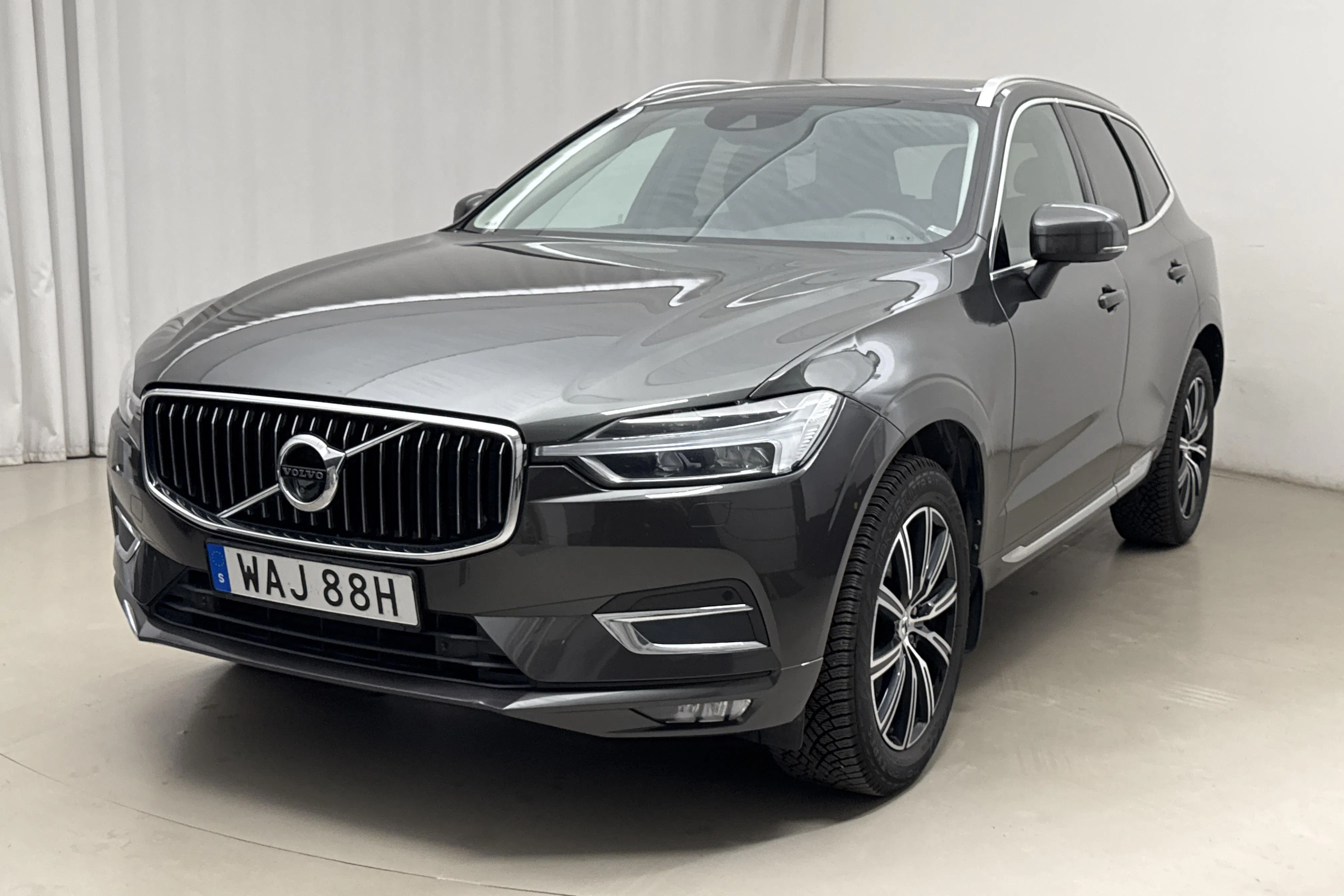 Presentationsfoto 1 av 21: Volvo XC60 B4 AWD Mildhybrid, Diesel (197hk) - 23 963 mil - Automat - Mörkgrå - 2020