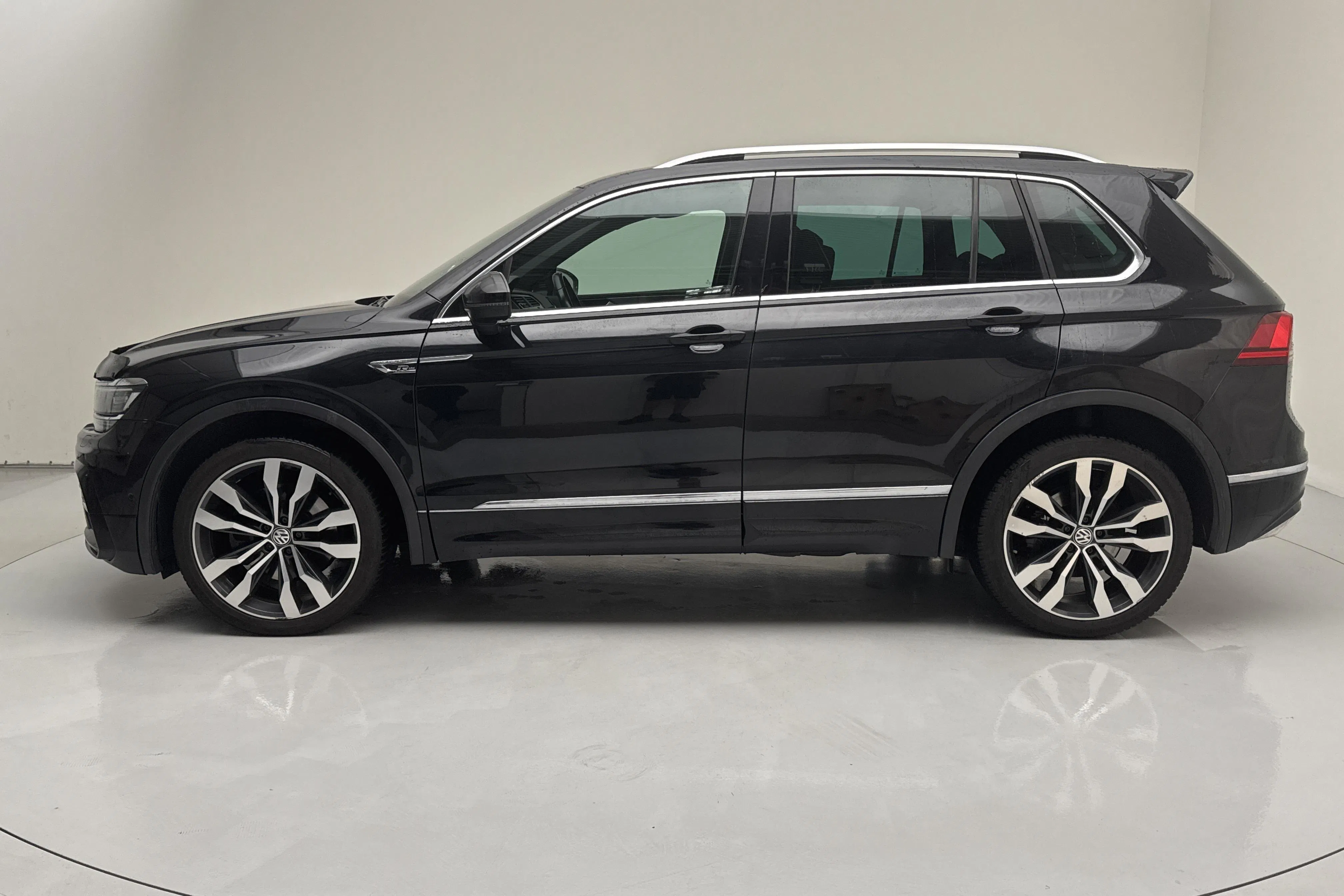 Presentation photo 2 of 15: VW Tiguan 2.0 TDI 4MOTION (240hk) - 139 610 km - Automatic - black - 2019