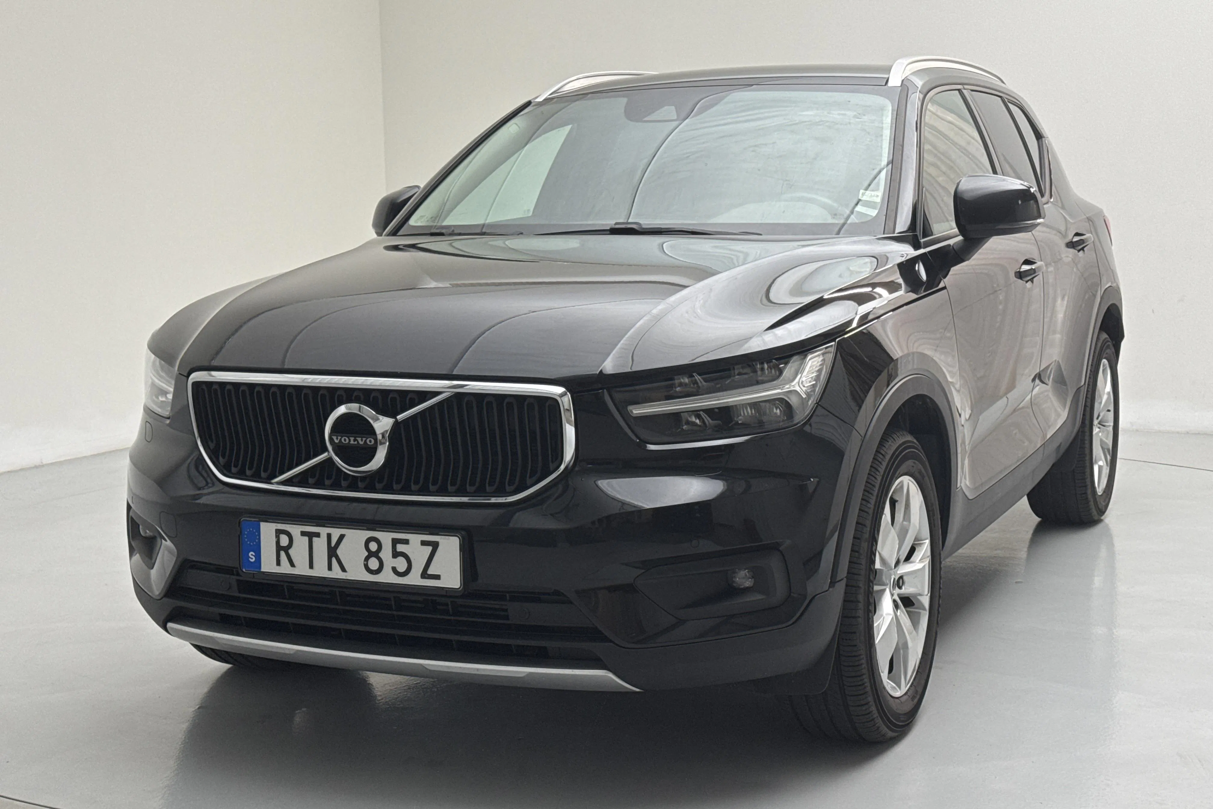 Presentationsfoto 1 av 16: Volvo XC40 T3 2WD (163hk) - 13 597 mil - Automat - svart - 2020