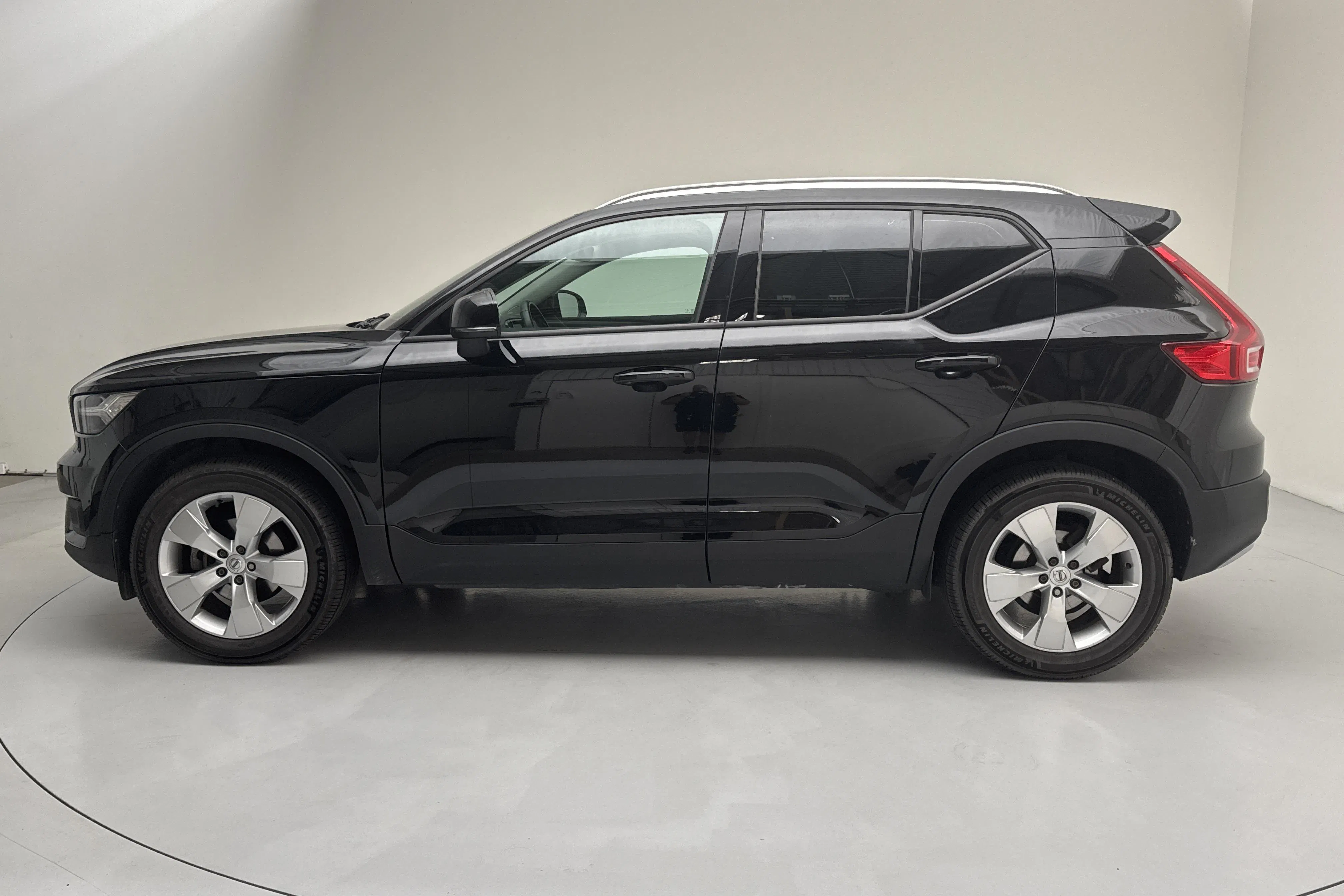 Presentationsfoto 2 av 16: Volvo XC40 T3 2WD (163hk) - 13 597 mil - Automat - svart - 2020