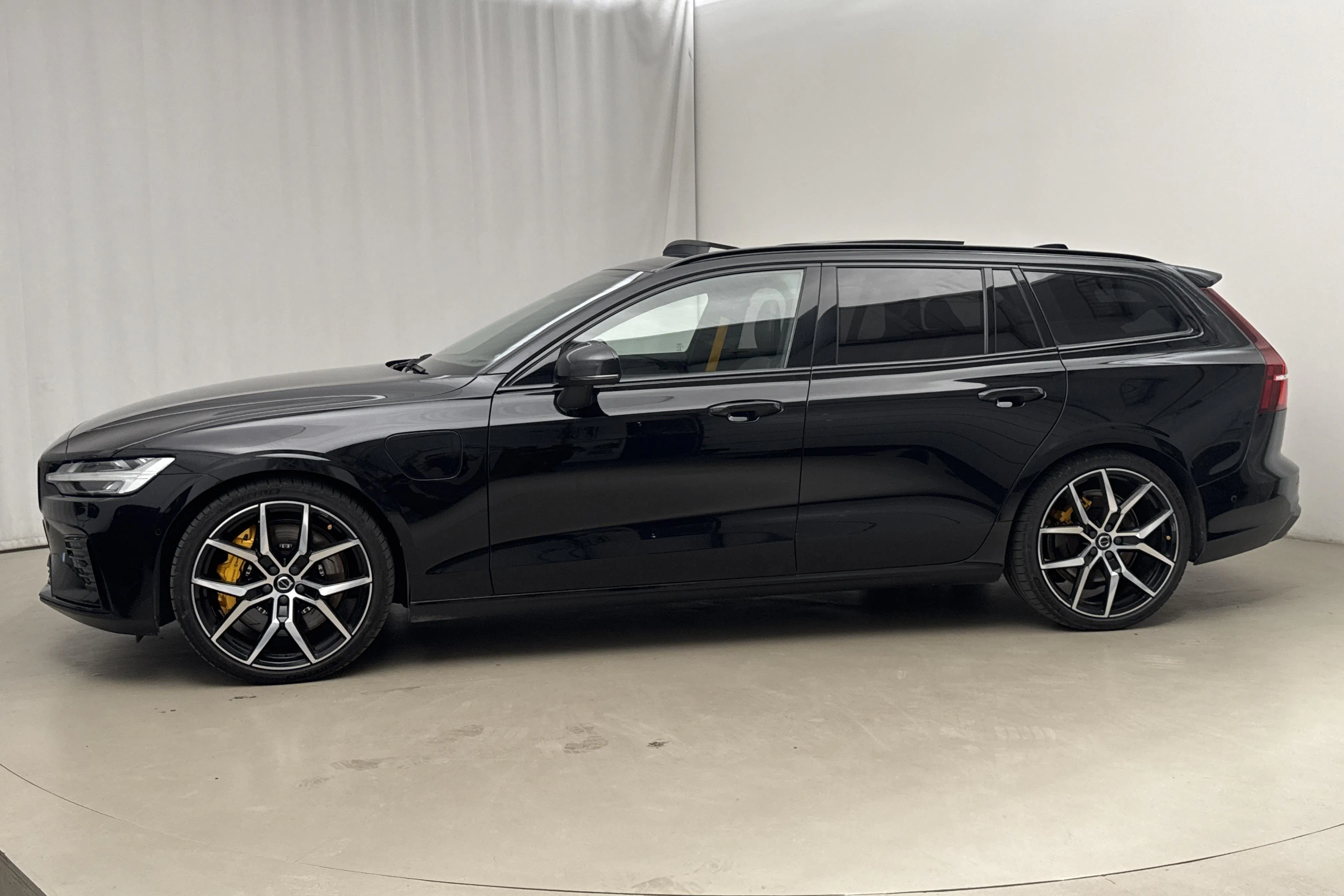 Presentation photo 2 of 31: Volvo V60 T8 AWD Recharge (455hk) - 85 310 km - Automatic - black - 2024