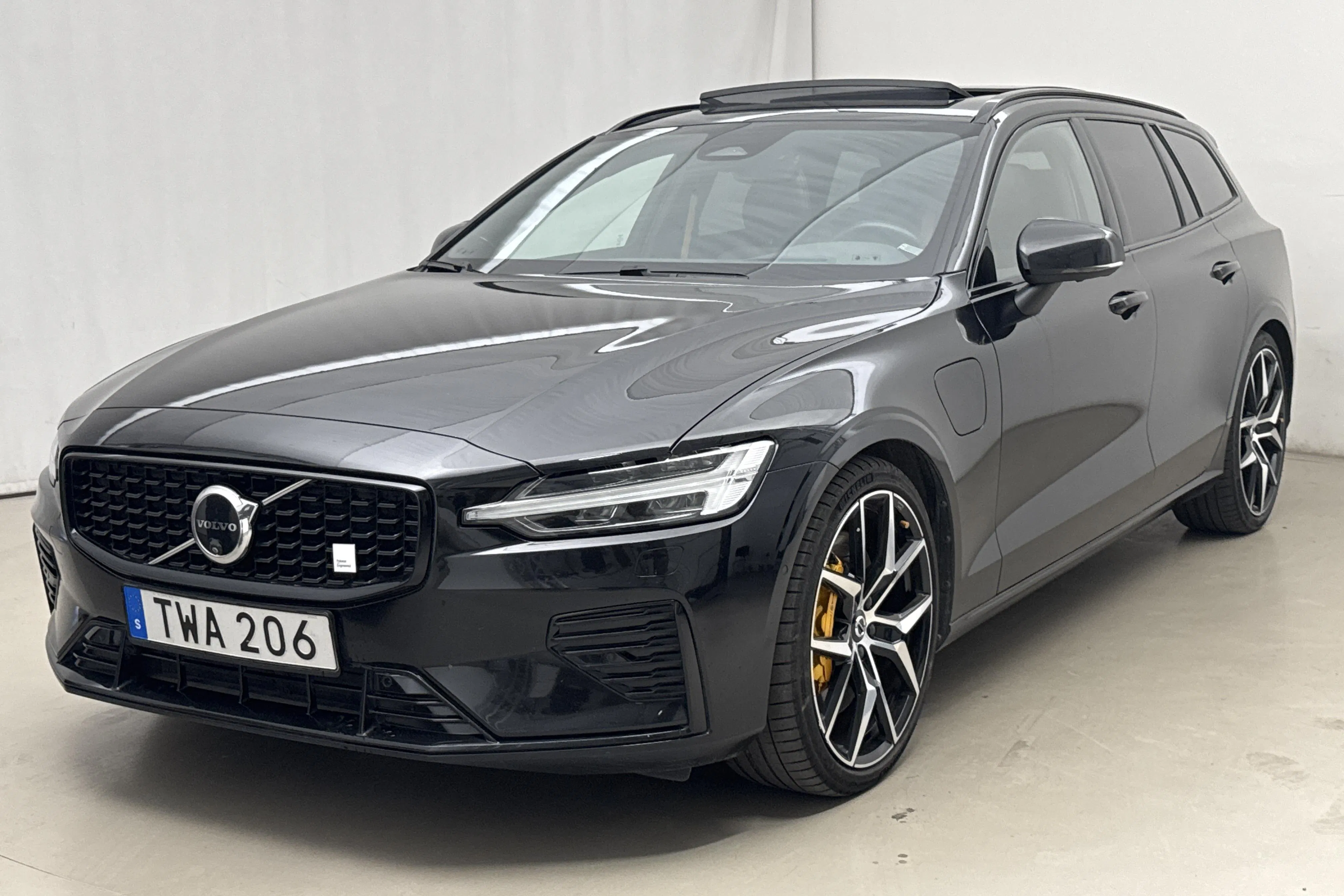 Presentation photo 1 of 31: Volvo V60 T8 AWD Recharge (455hk) - 85 310 km - Automatic - black - 2024