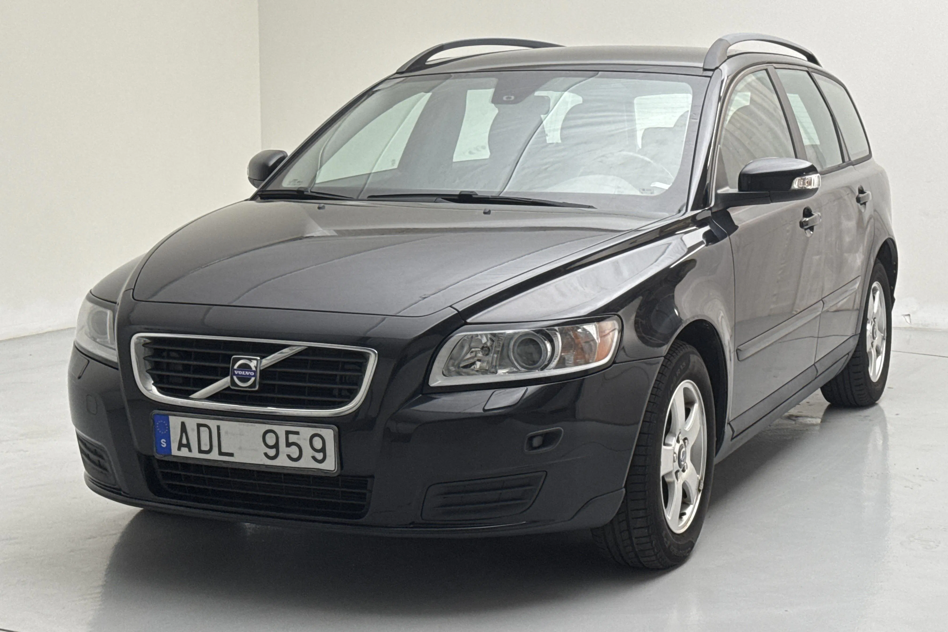 Presentationsfoto 1 av 12: Volvo V50 1.8F (125hk) - 16 627 mil - Manuell - svart - 2008