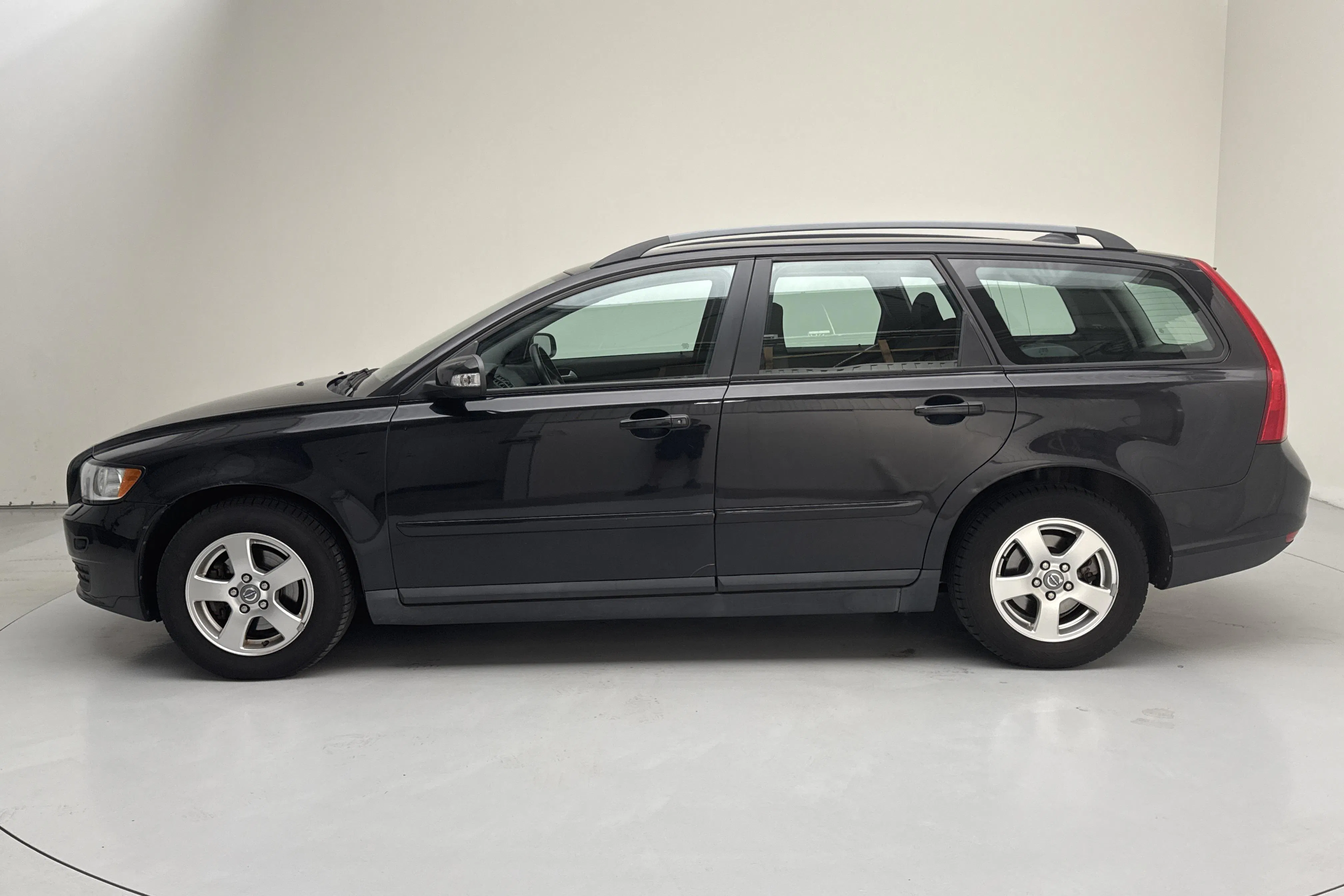 Presentationsfoto 2 av 12: Volvo V50 1.8F (125hk) - 16 627 mil - Manuell - svart - 2008