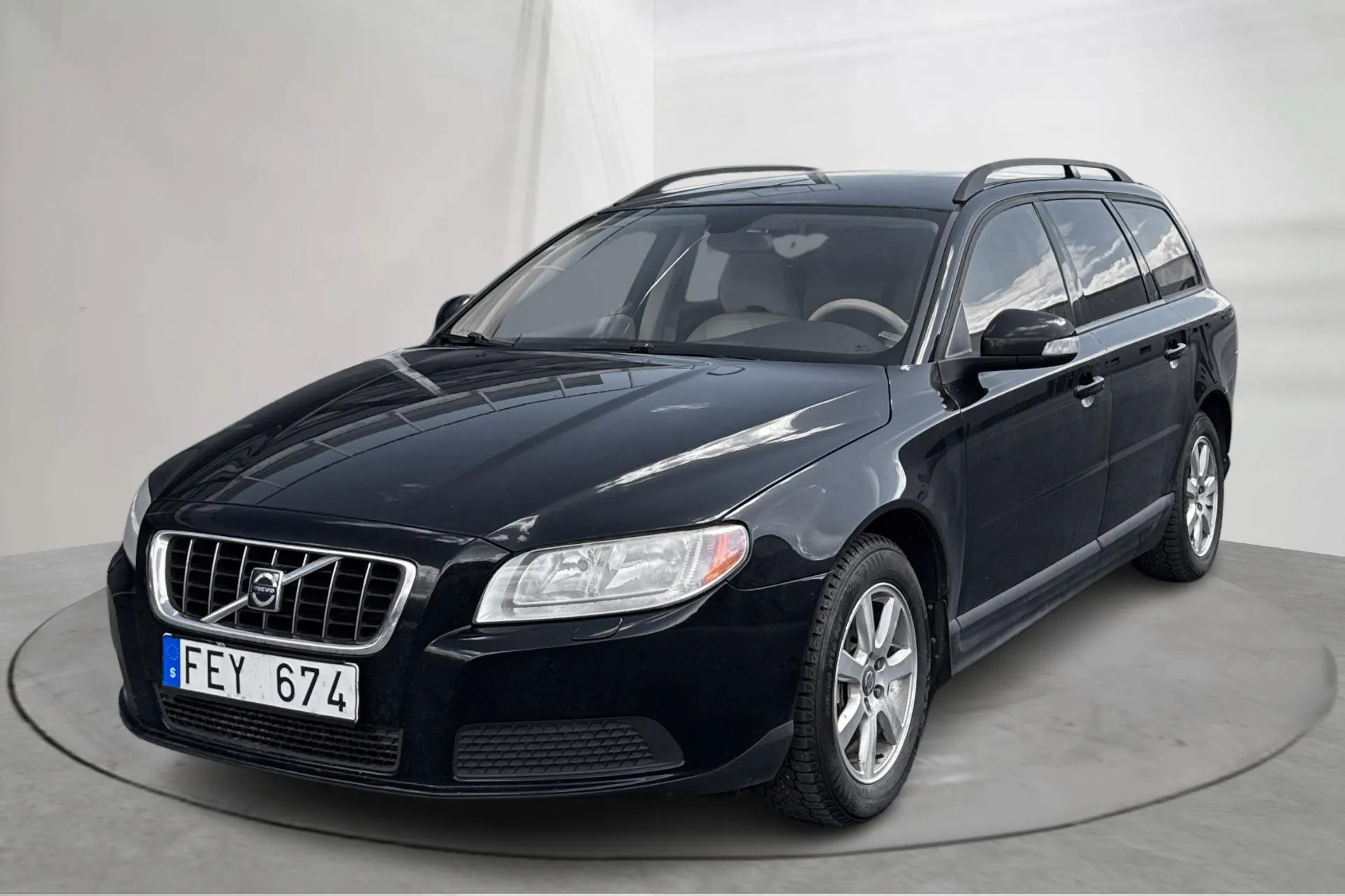 Presentation photo 1 of 11: Volvo V70 II 2.5T (200hk) - 262 930 km - Manual - black - 2008