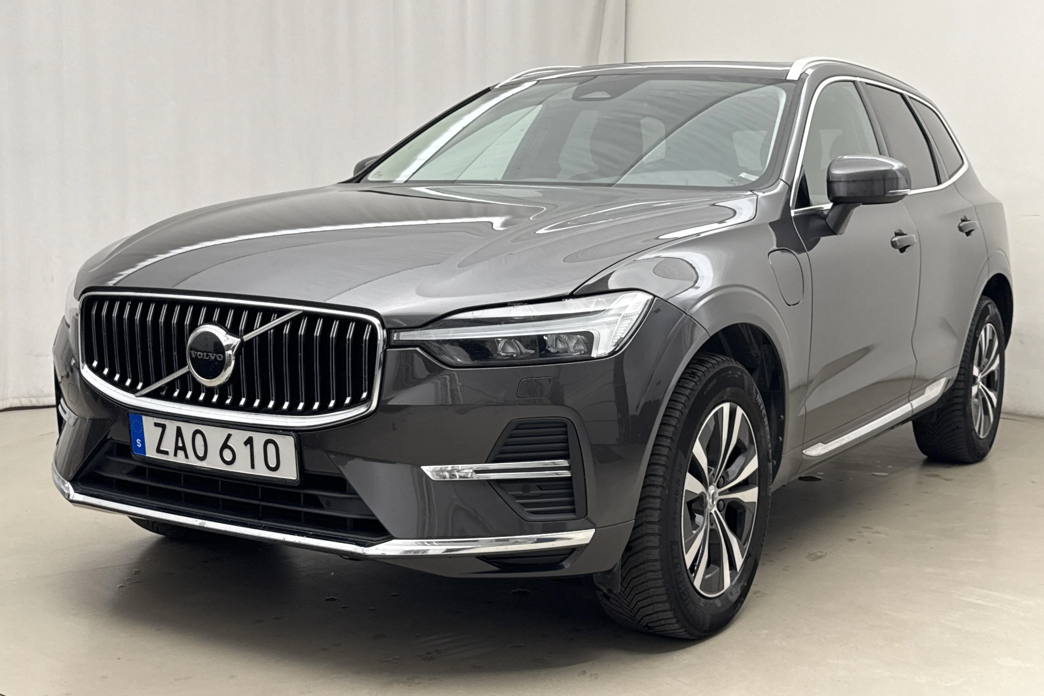 Presentationsfoto 1 av 25: Volvo XC60 T6 AWD Recharge (350hk) - 10 609 mil - Automat - grå - 2023