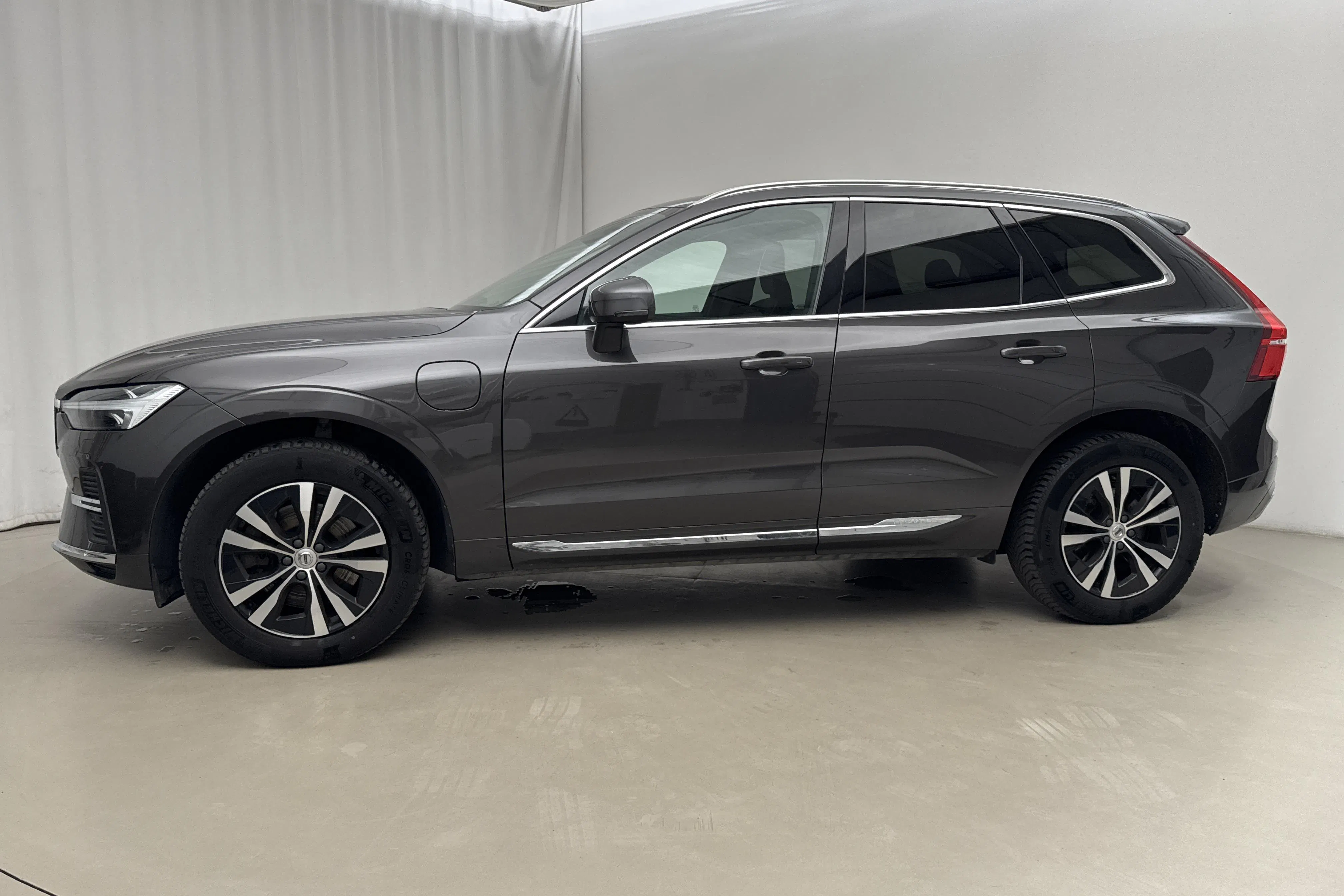 Presentationsfoto 2 av 25: Volvo XC60 T6 AWD Recharge (350hk) - 10 609 mil - Automat - grå - 2023