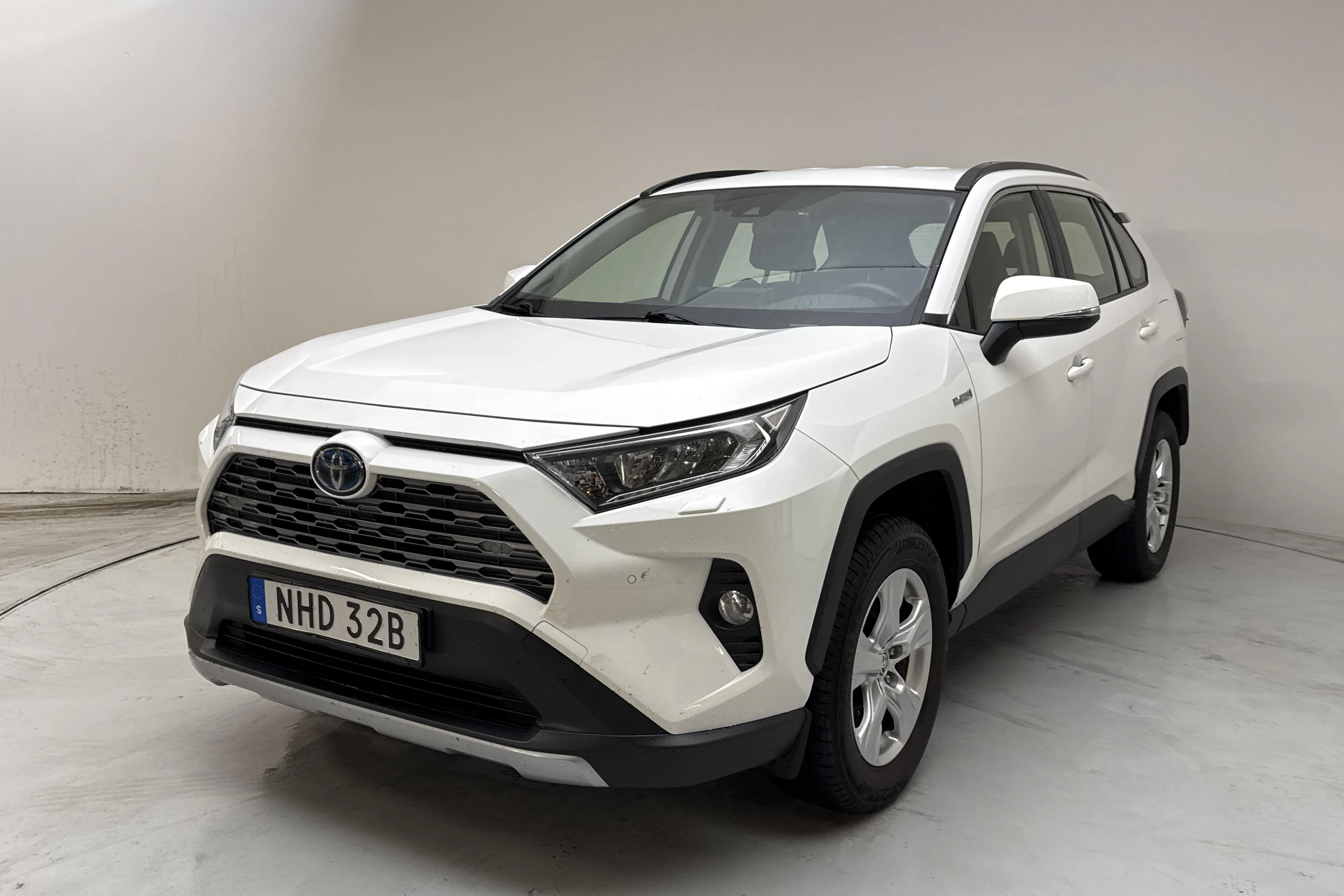 Presentationsfoto 1 av 13: Toyota RAV4 2.5 HSD AWD (222hk) - 5 204 mil - Automat - vit - 2020