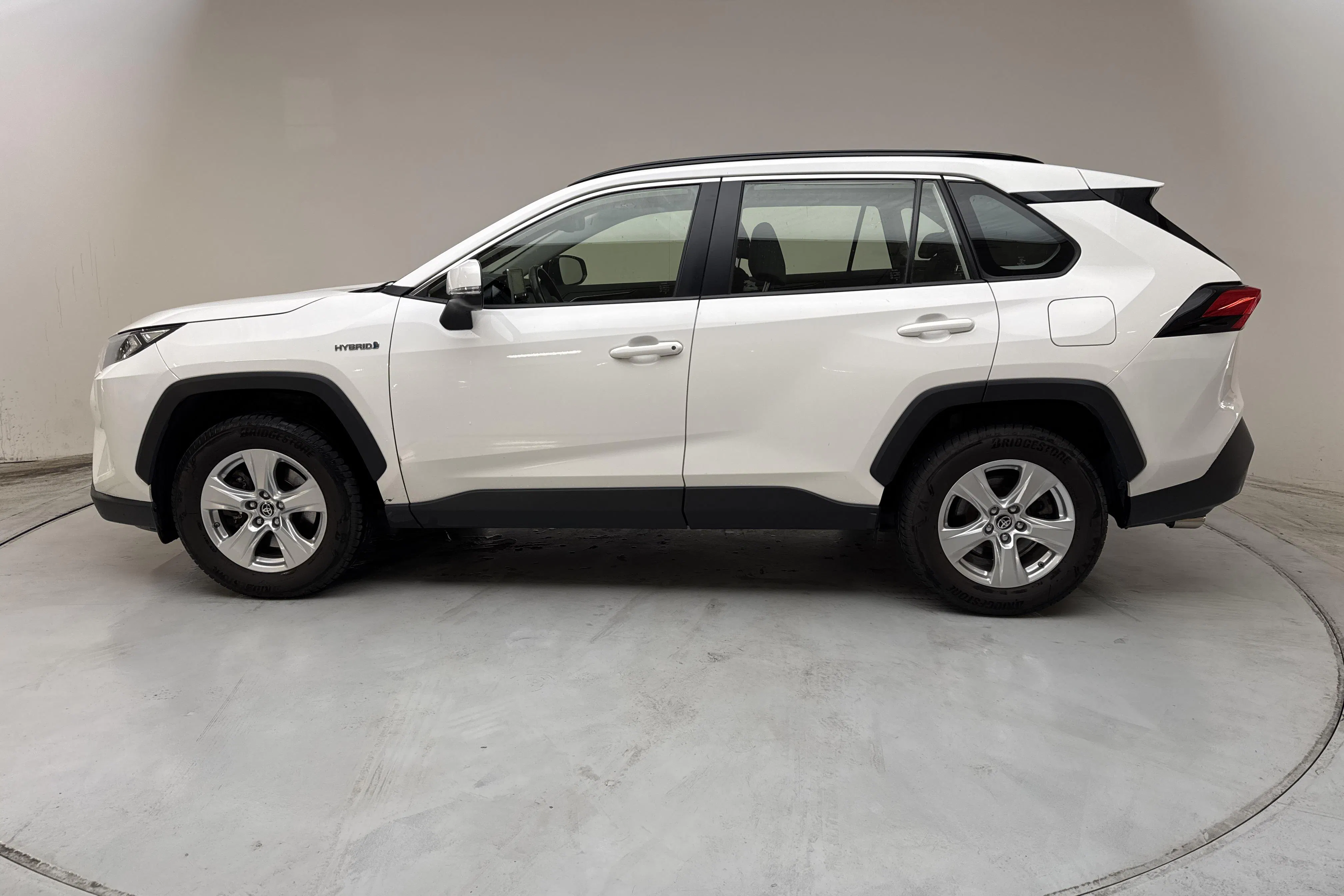 Presentationsfoto 2 av 13: Toyota RAV4 2.5 HSD AWD (222hk) - 5 204 mil - Automat - vit - 2020