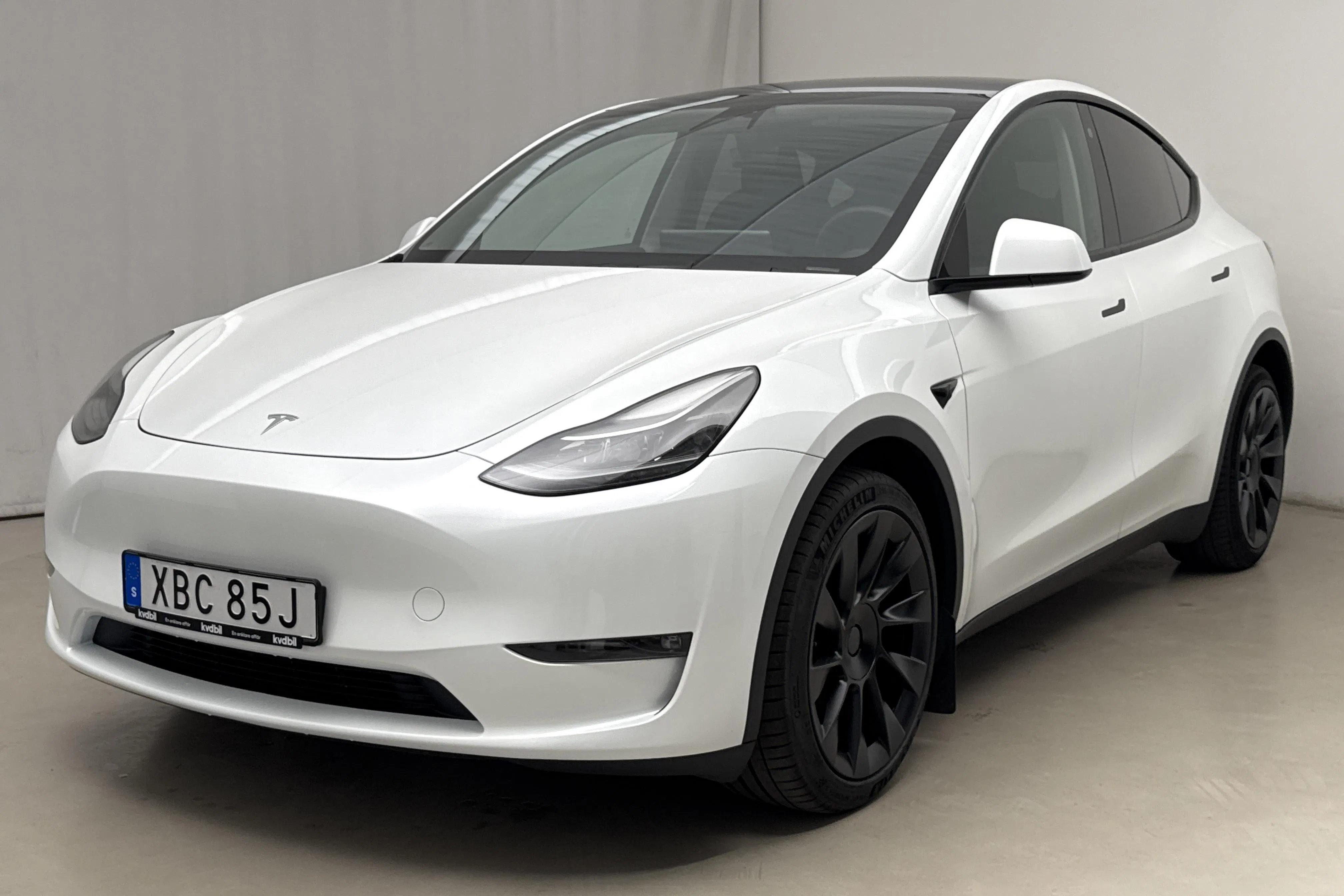 Presentationsfoto 1 av 24: Tesla Model Y Long Range Dual Motor AWD - 9 617 mil - Automat - vit - 2023