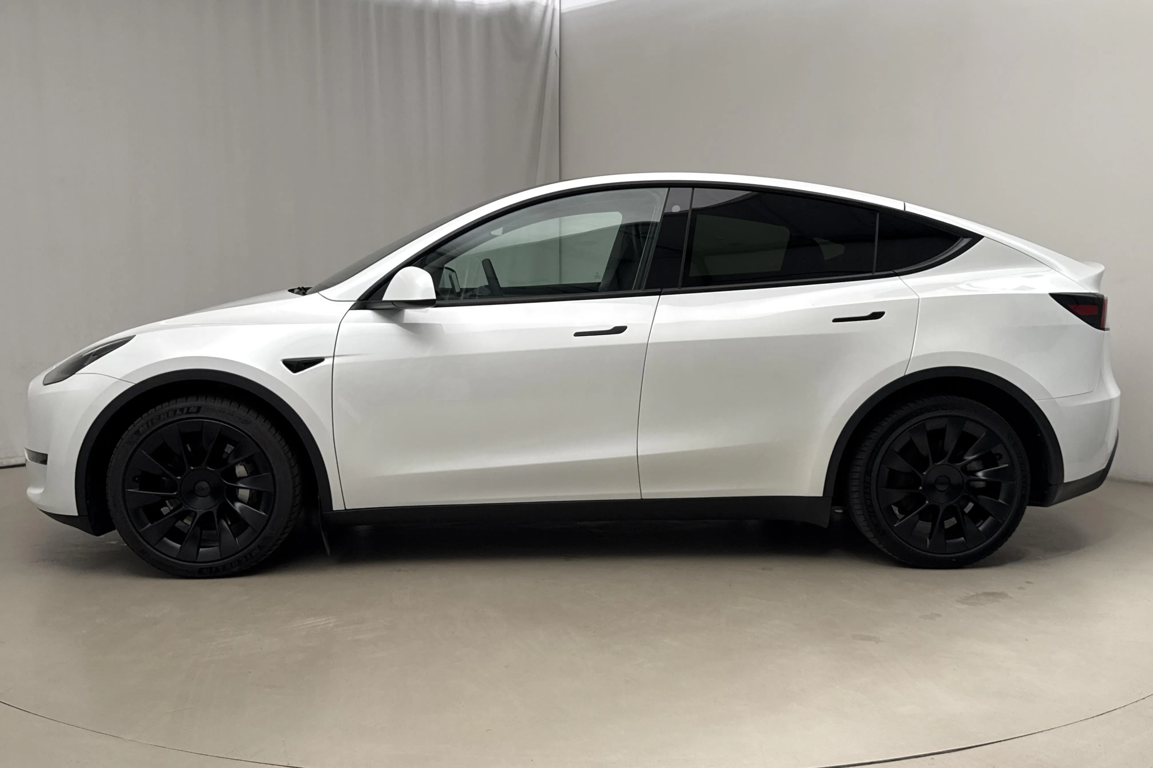 Presentationsfoto 2 av 24: Tesla Model Y Long Range Dual Motor AWD - 9 617 mil - Automat - vit - 2023