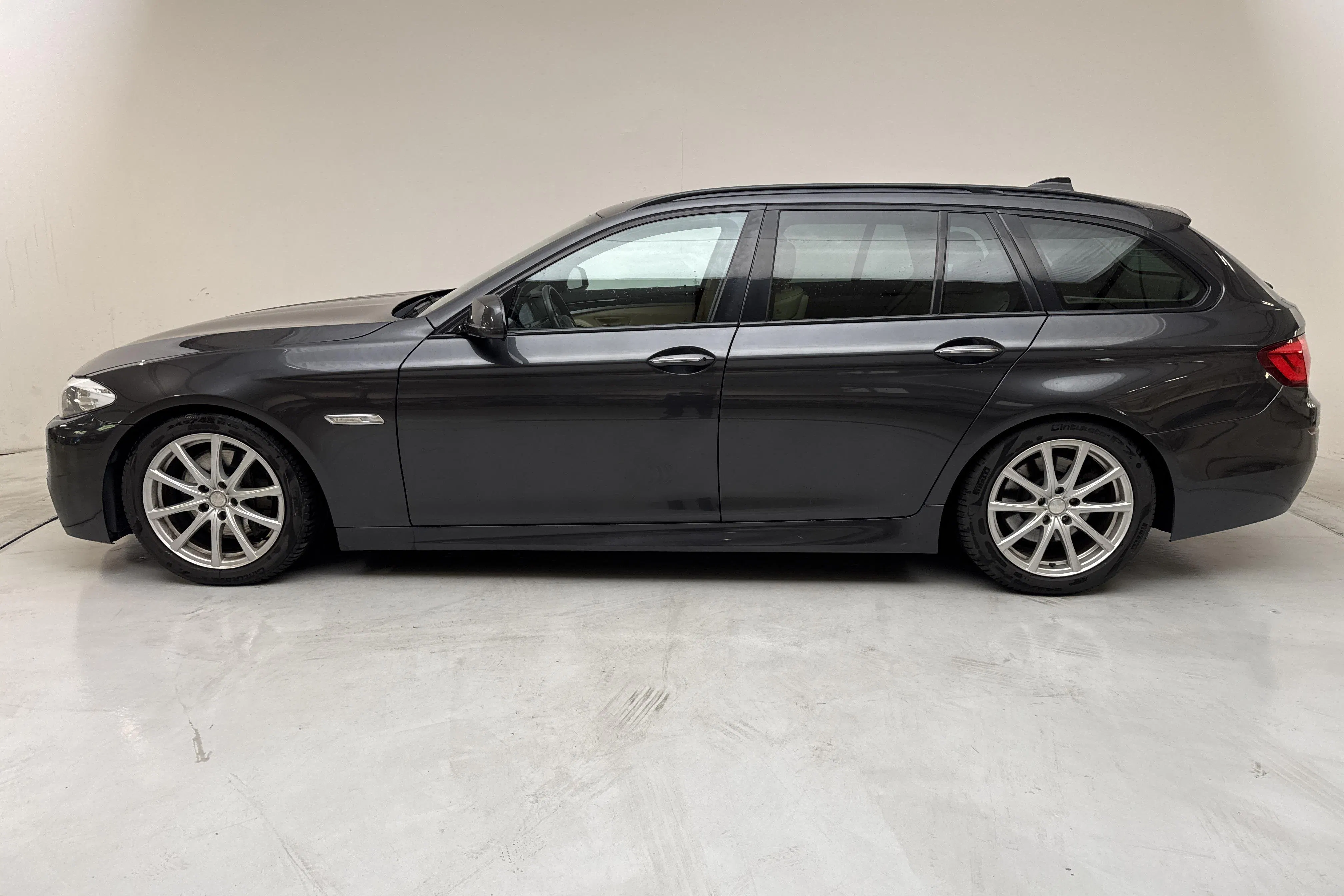 Presentation photo 2 of 15: BMW 535i Touring, F11 (306hk) - 155 230 km - Automatic - gray - 2011