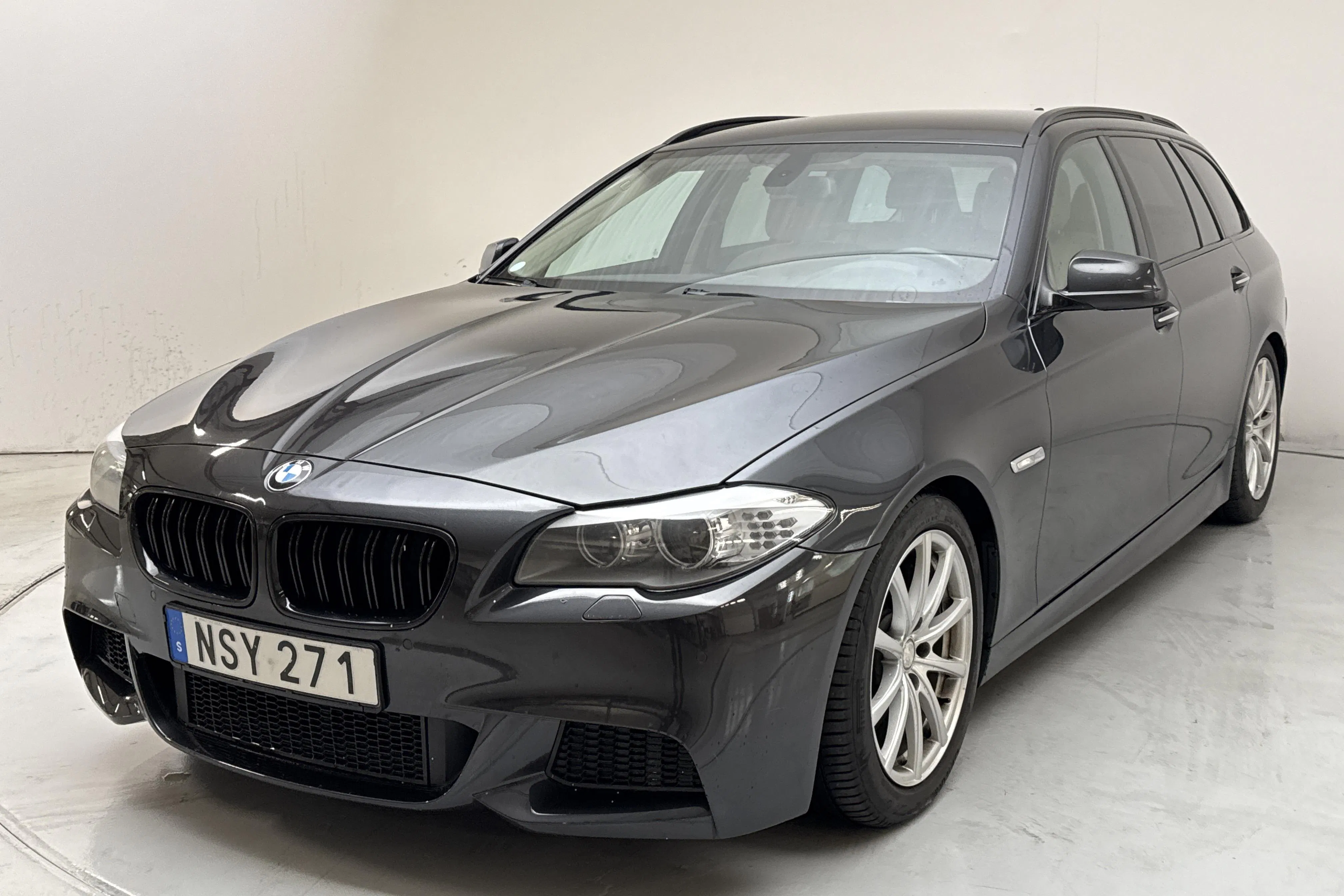 Presentation photo 1 of 15: BMW 535i Touring, F11 (306hk) - 155 230 km - Automatic - gray - 2011