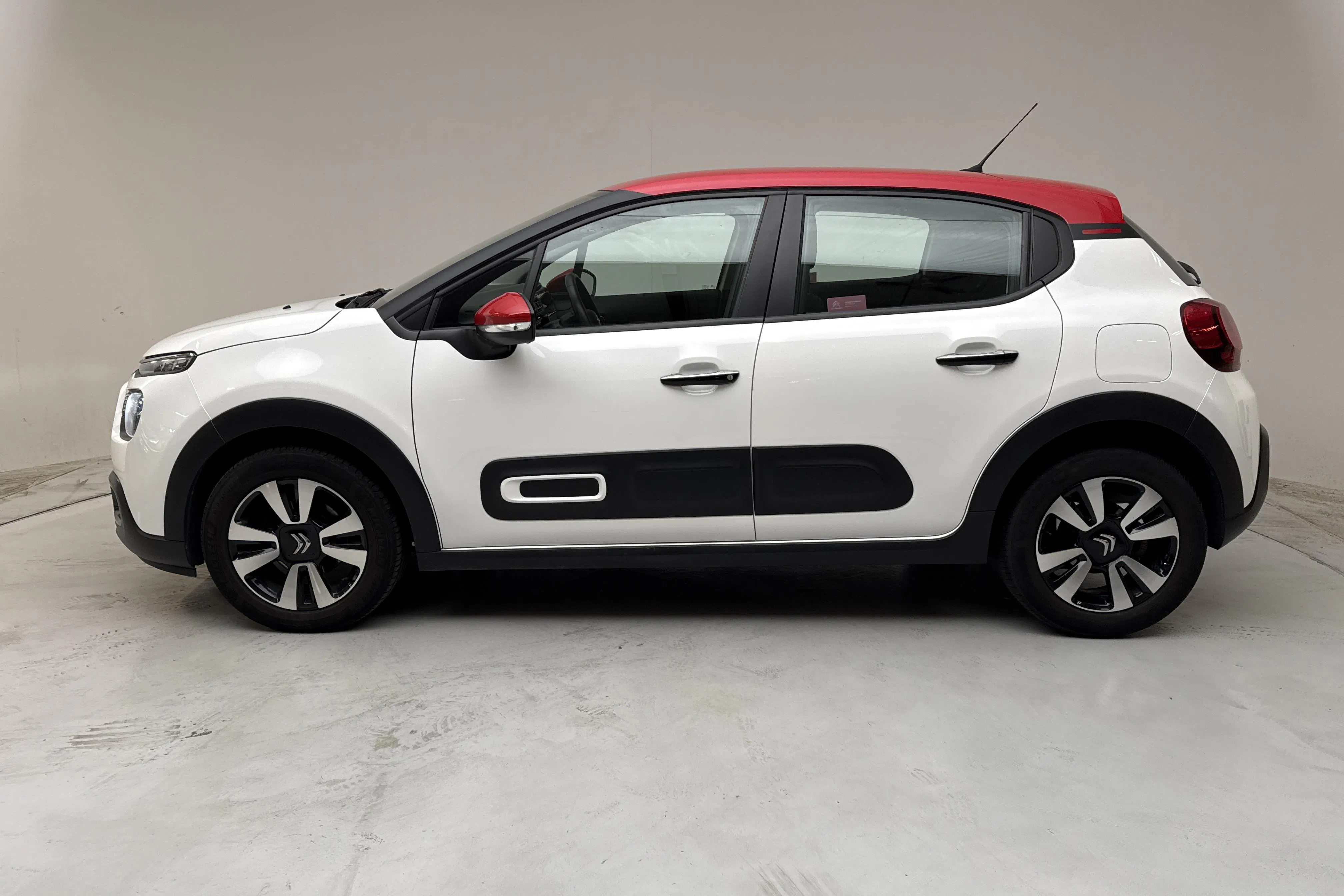 Presentation photo 2 of 12: Citroën C3 PureTech (110hk) - 75 450 km - Automatic - white - 2022