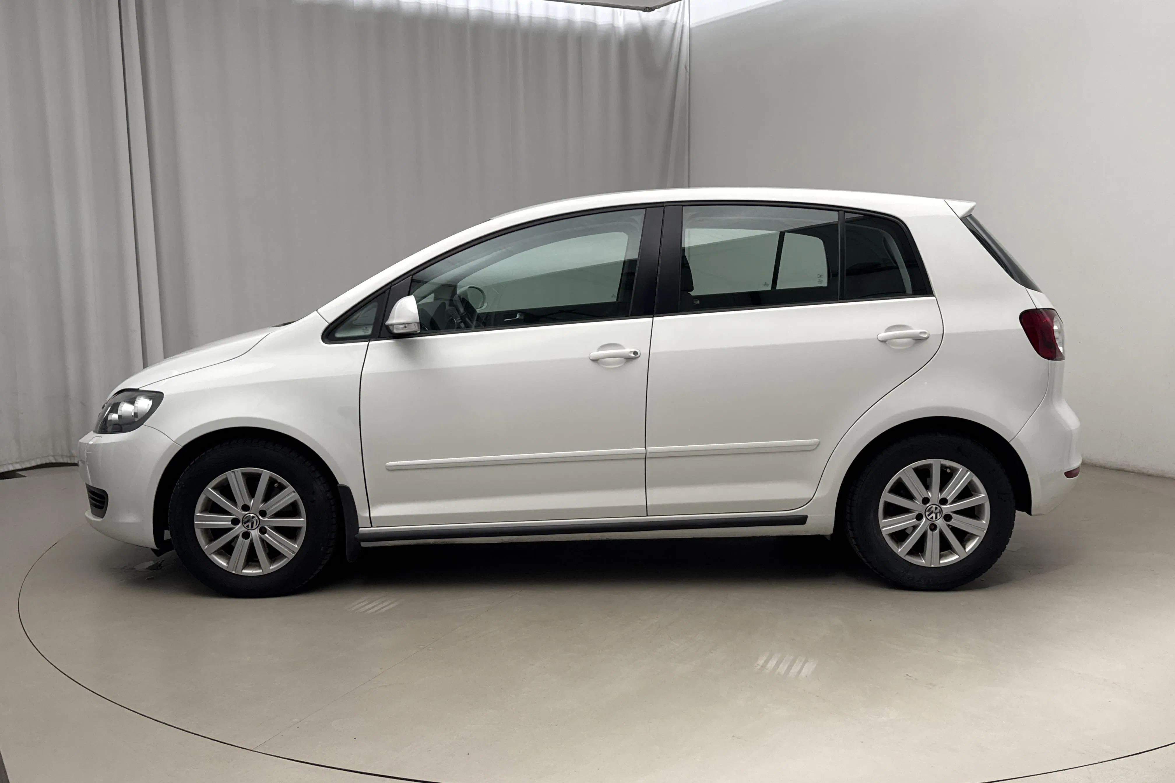 Presentation photo 2 of 14: VW Golf VI 1.6 TDI BlueMotion Technology Plus (105hk) - 110 530 km - Manual - white - 2013