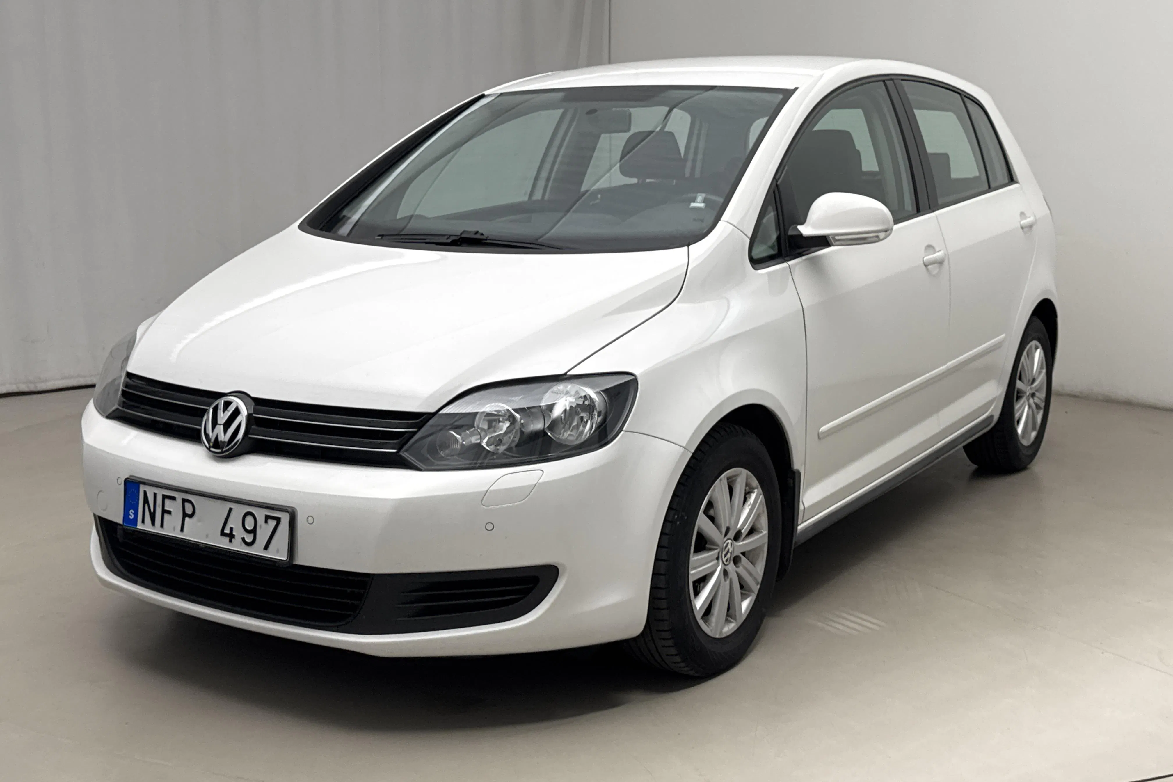Presentation photo 1 of 14: VW Golf VI 1.6 TDI BlueMotion Technology Plus (105hk) - 110 530 km - Manual - white - 2013