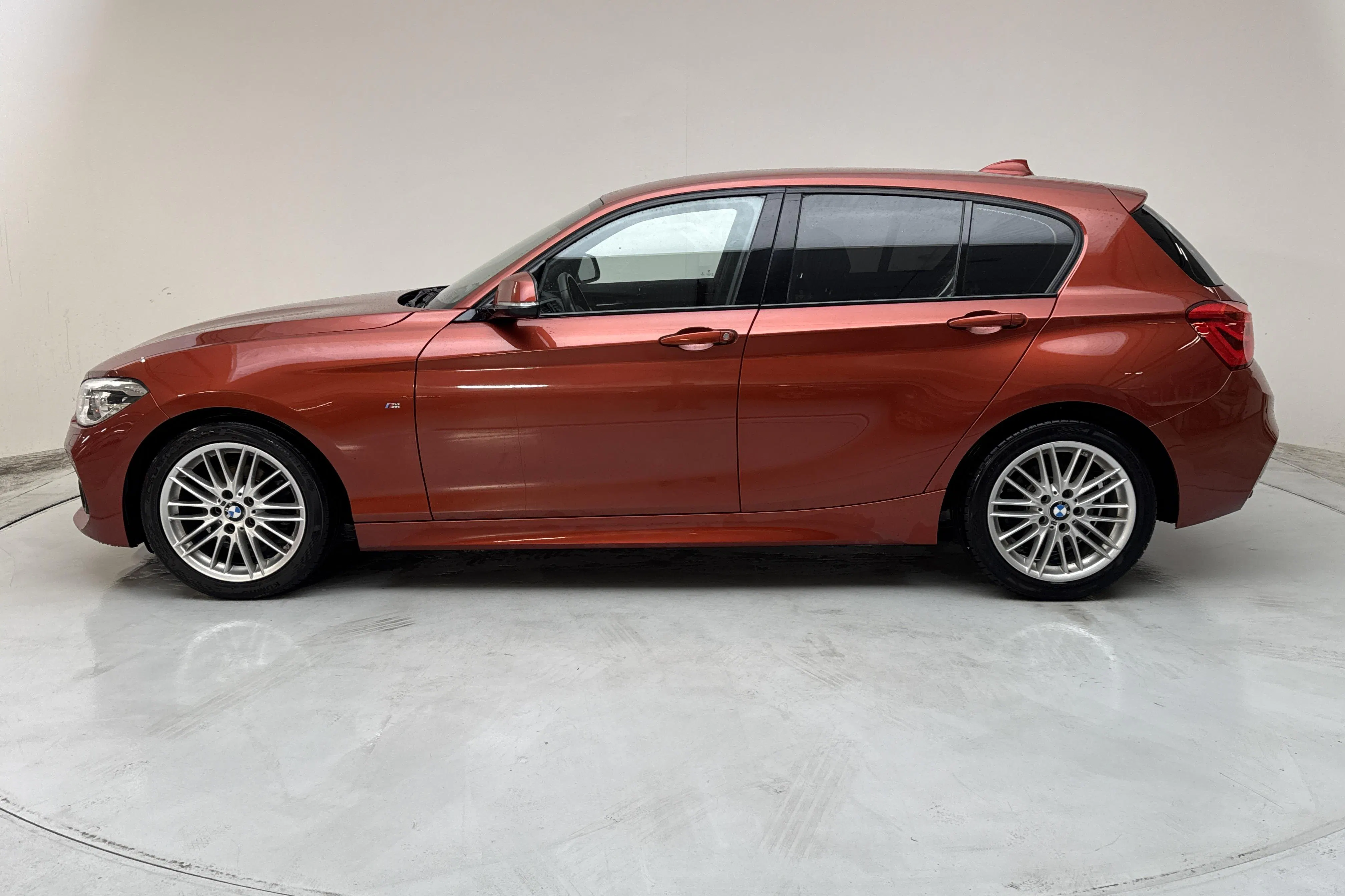 Presentationsfoto 2 av 12: BMW 118i 5dr, F20 (136hk) - 7 755 mil - Manuell - orange - 2019