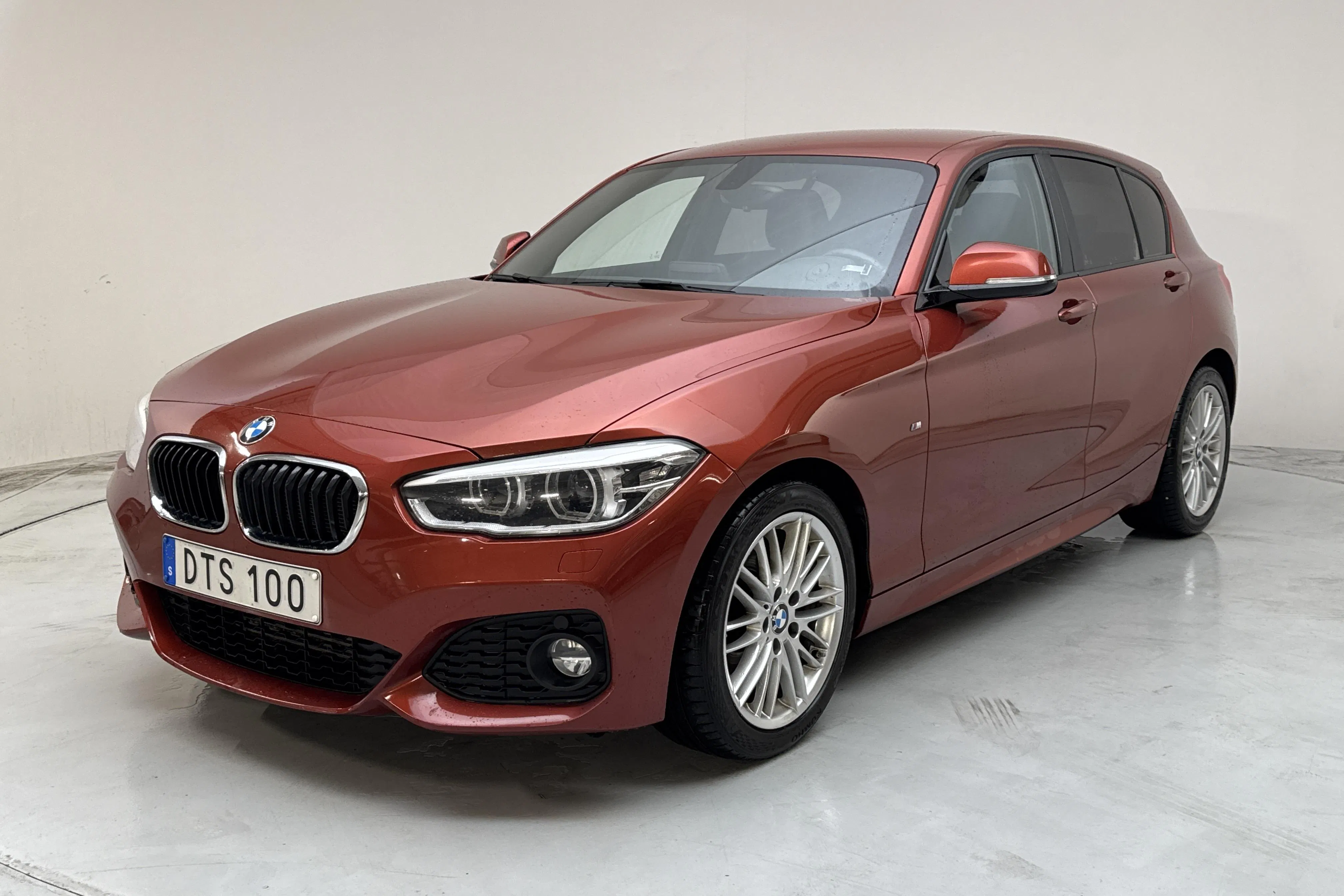 Presentationsfoto 1 av 12: BMW 118i 5dr, F20 (136hk) - 7 755 mil - Manuell - orange - 2019