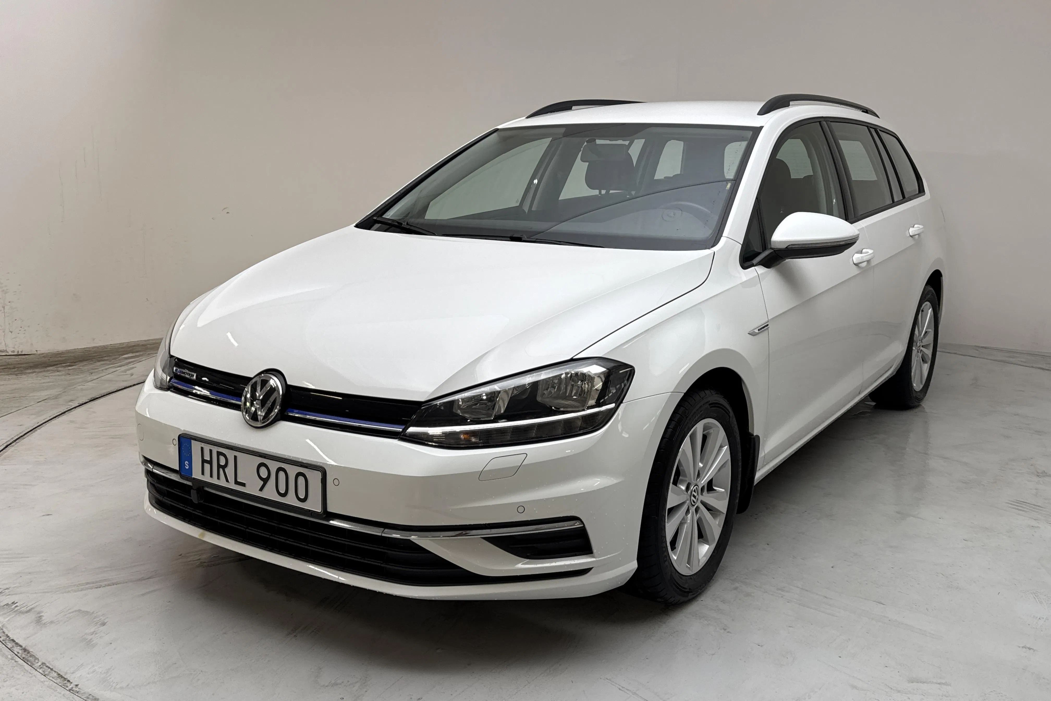 Presentationsfoto 1 av 12: VW Golf VII 1.4 TGI BlueMotion Sportscombi (110hk) - 4 329 mil - Manuell - vit - 2018