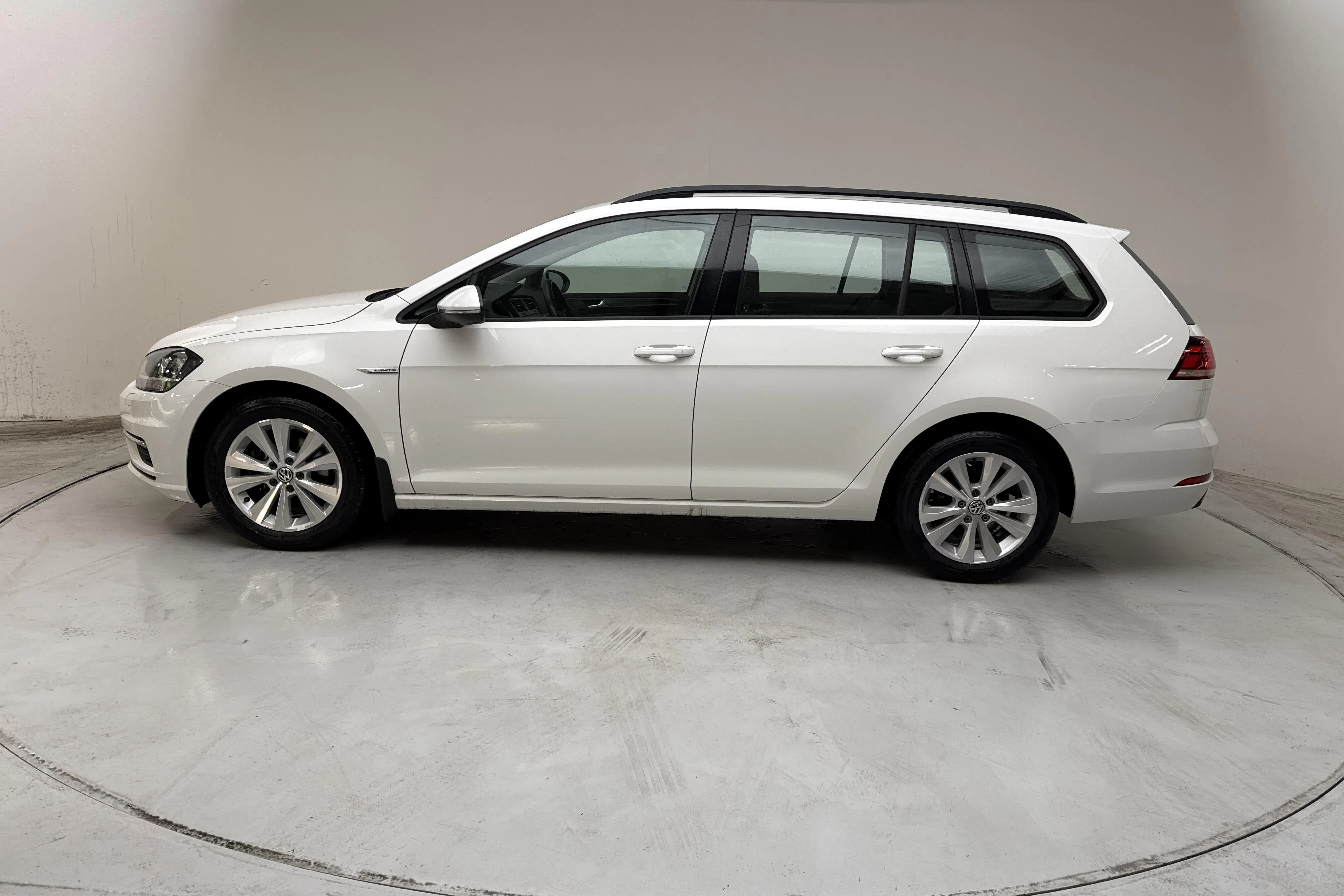 Presentationsfoto 2 av 12: VW Golf VII 1.4 TGI BlueMotion Sportscombi (110hk) - 4 329 mil - Manuell - vit - 2018