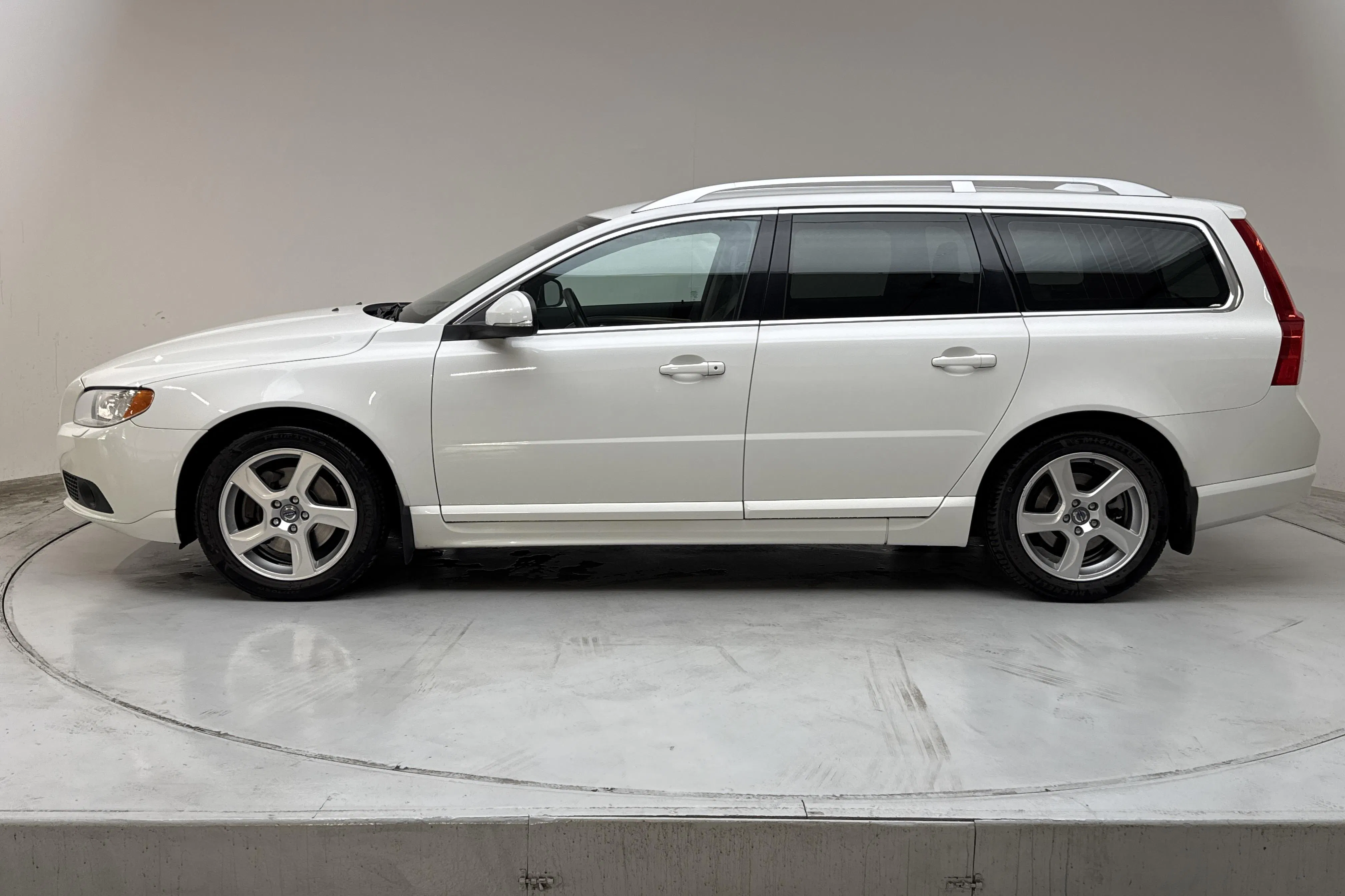 Presentation photo 2 of 12: Volvo V70 II 2.0 Bi-fuel (213hk) - 98 460 km - Automatic - white - 2013