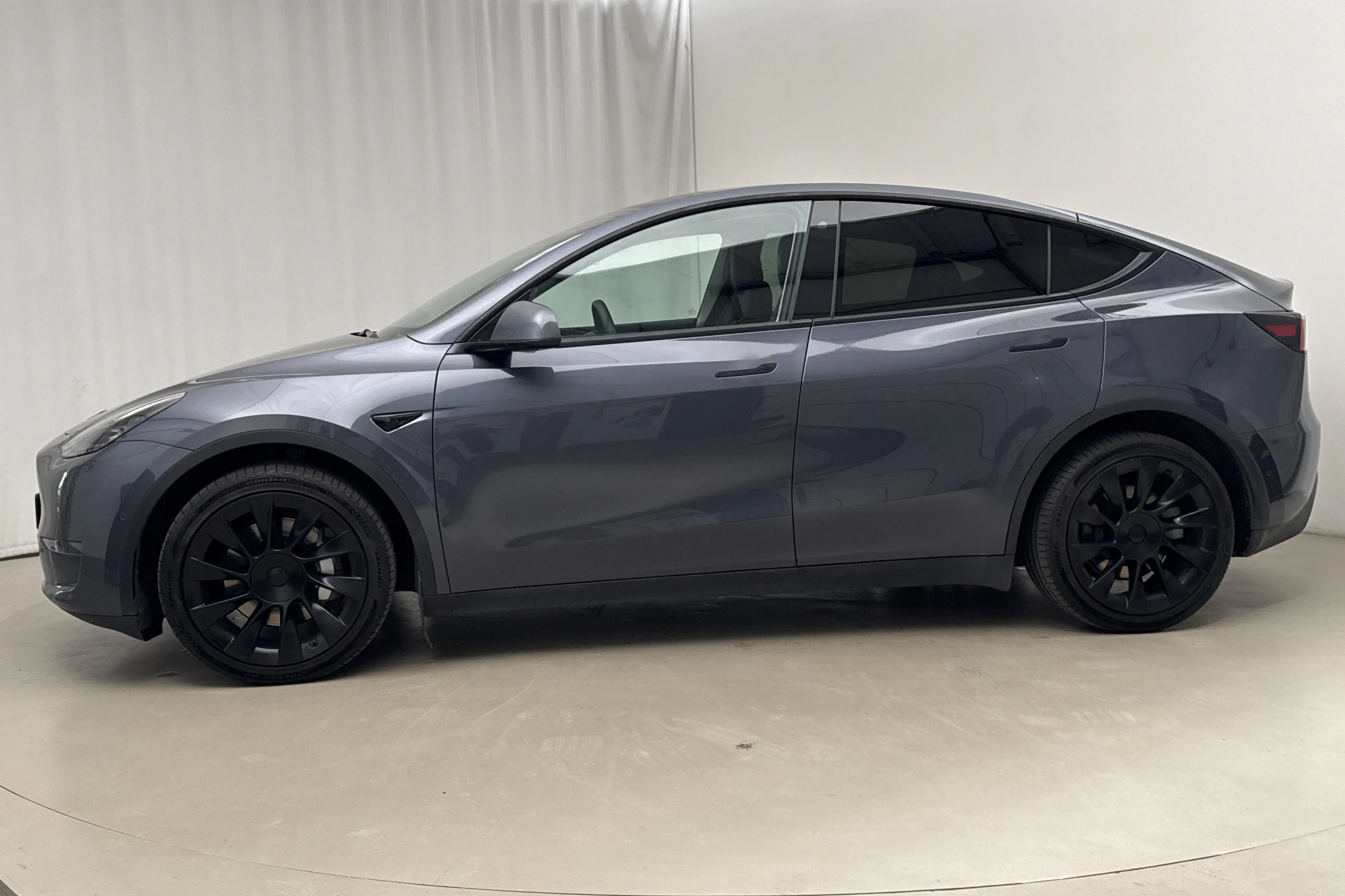 Presentationsfoto 2 av 25: Tesla Model Y Long Range Dual Motor AWD - 8 731 mil - Automat - grå - 2021