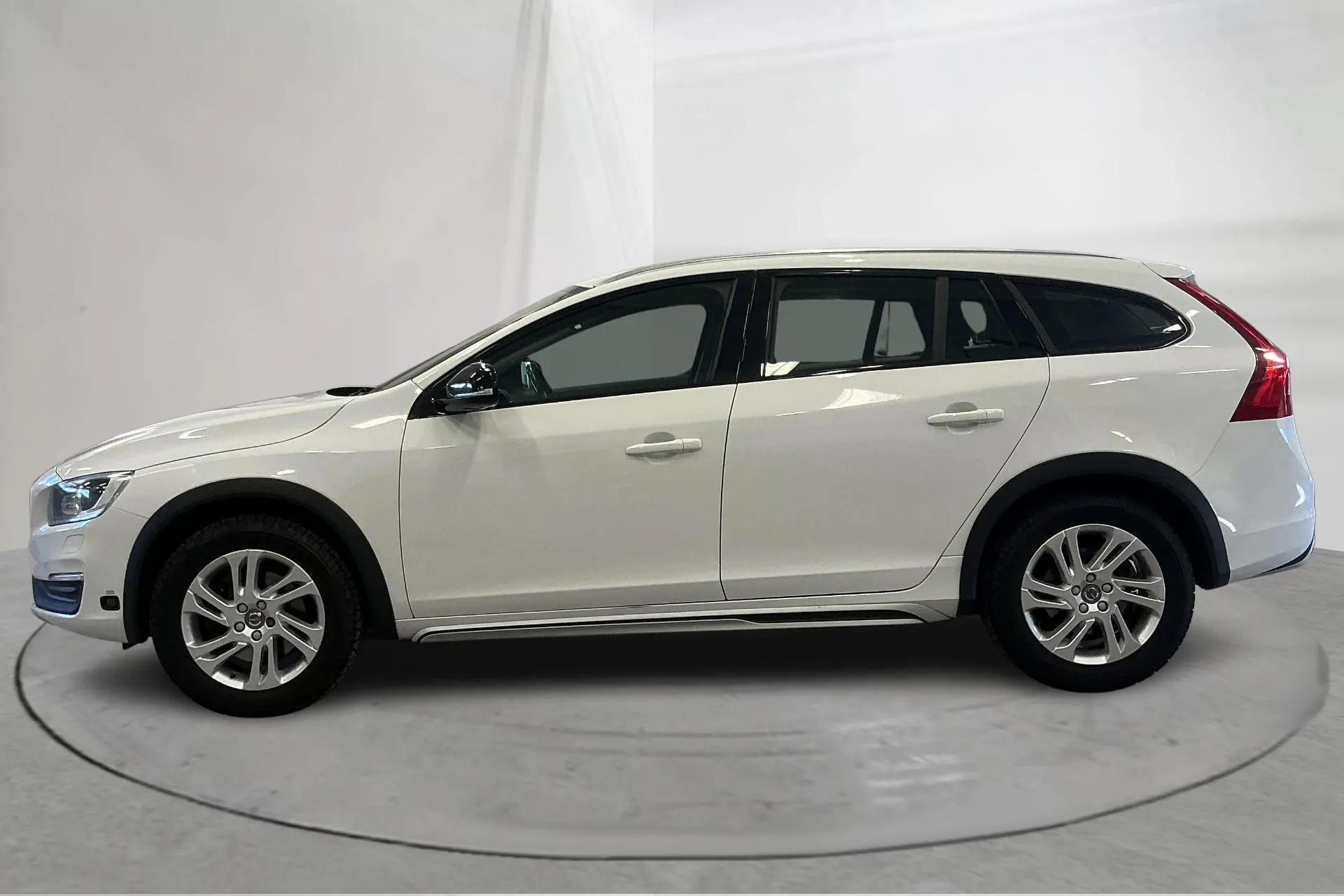 Presentationsfoto 2 av 15: Volvo V60 D3 Cross Country (150hk) - 16 383 mil - Automat - vit - 2018