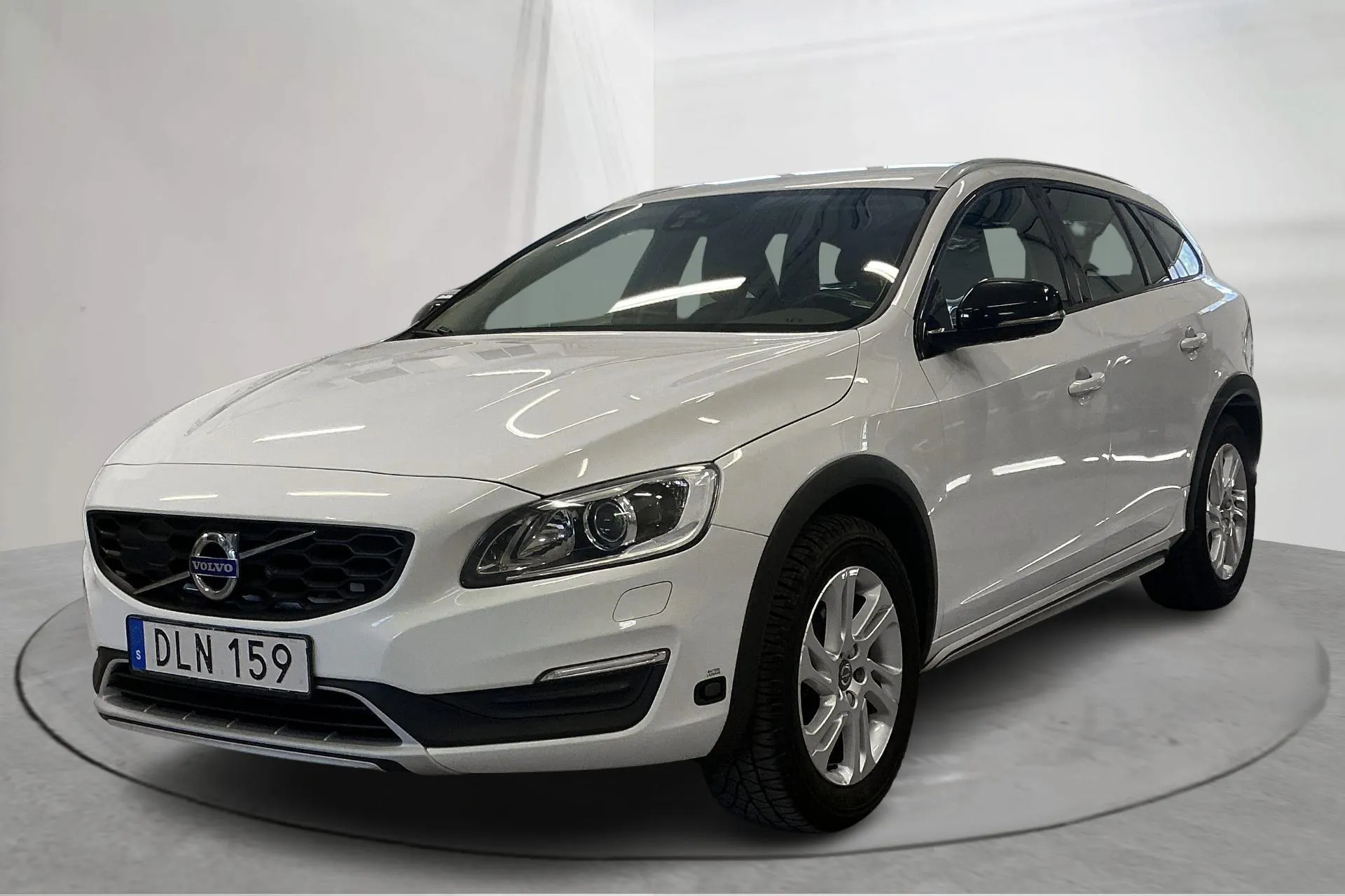 Presentationsfoto 1 av 15: Volvo V60 D3 Cross Country (150hk) - 16 383 mil - Automat - vit - 2018