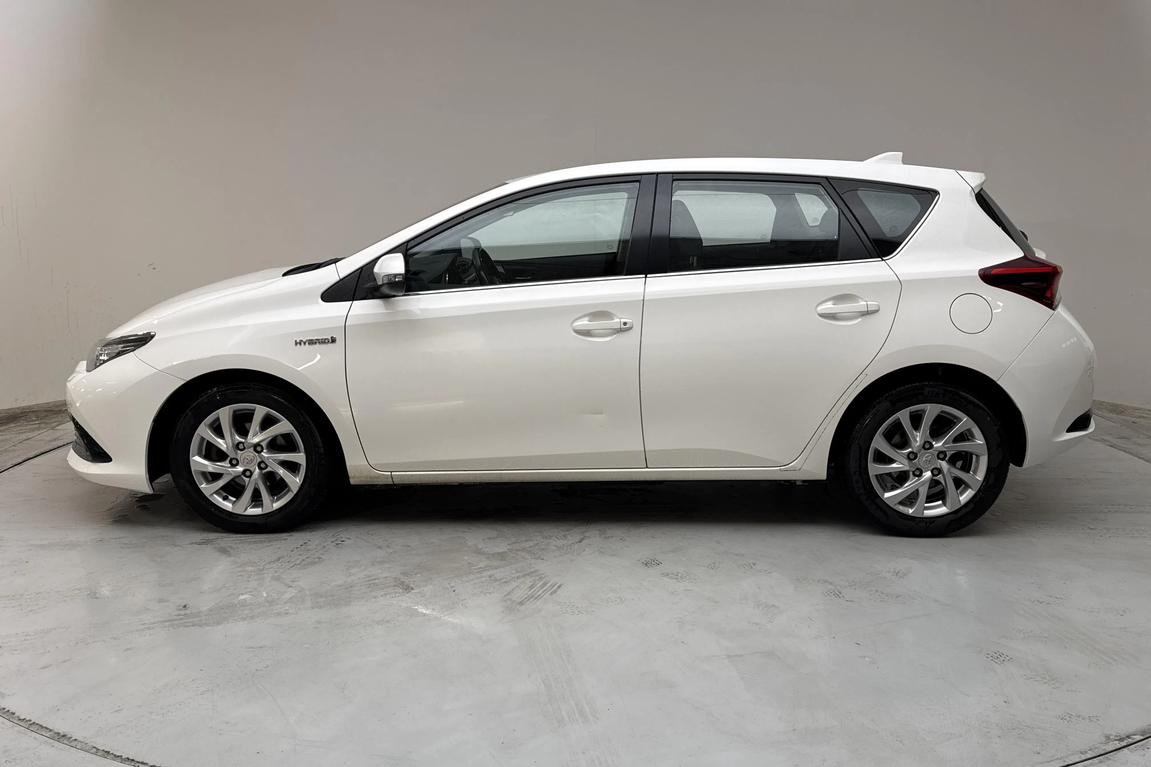 Presentation photo 2 of 14: Toyota Auris 1.8 HSD 5dr (99hk) - 164 230 km - Automatic - white - 2017