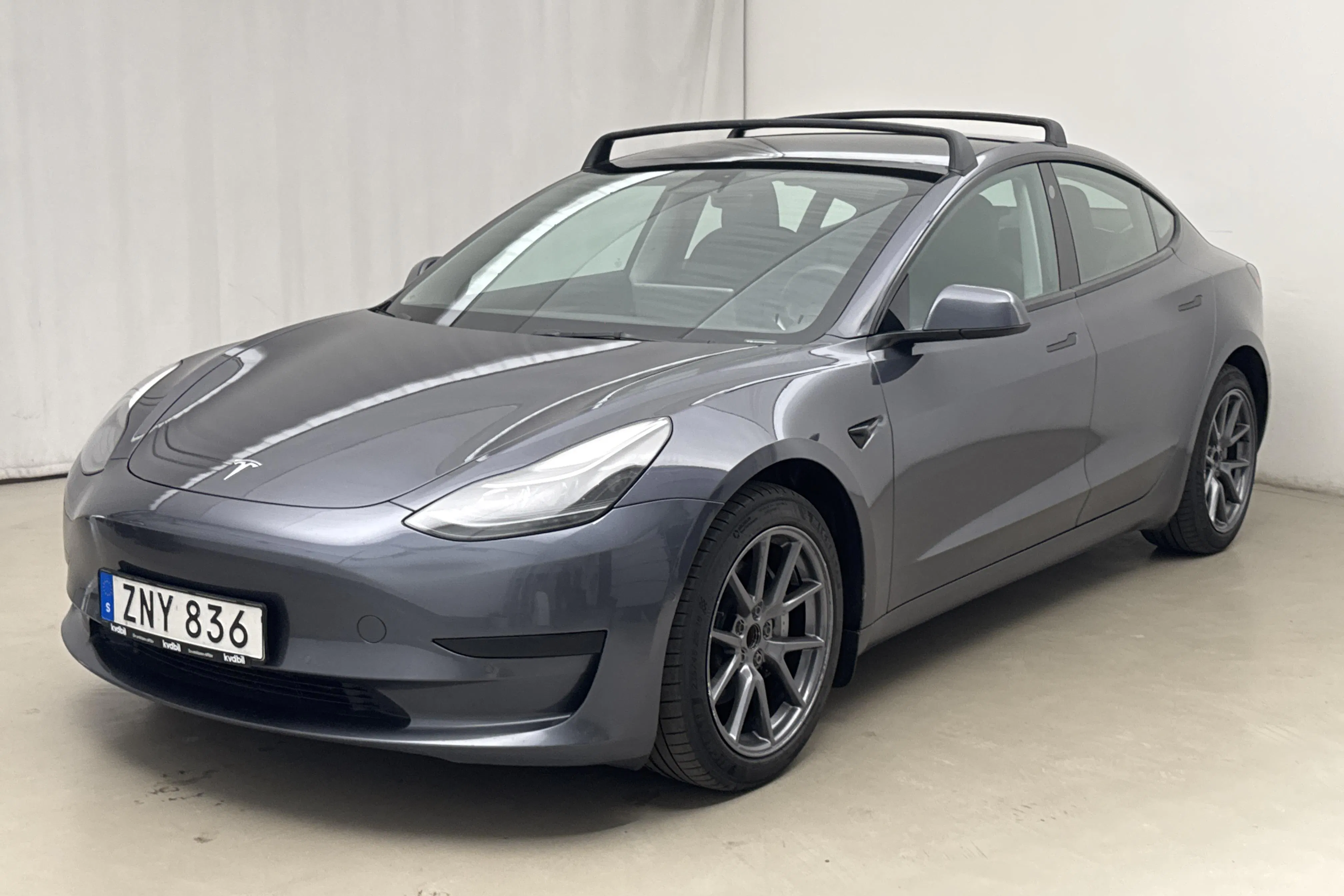 Presentation photo 1 of 20: Tesla Model 3 Standard Range RWD - 205 230 km - Automatic - gray - 2022