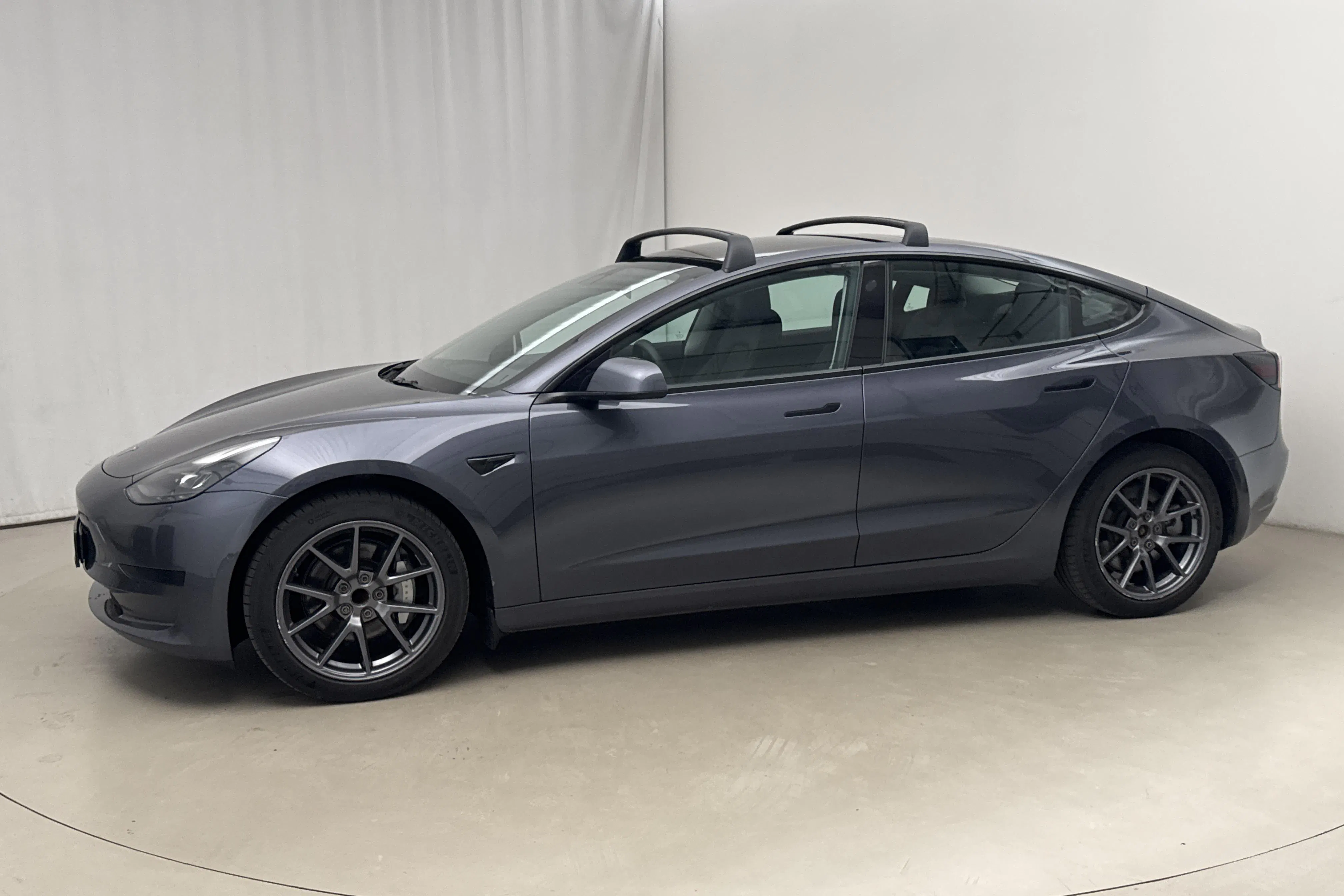 Presentation photo 2 of 20: Tesla Model 3 Standard Range RWD - 205 230 km - Automatic - gray - 2022