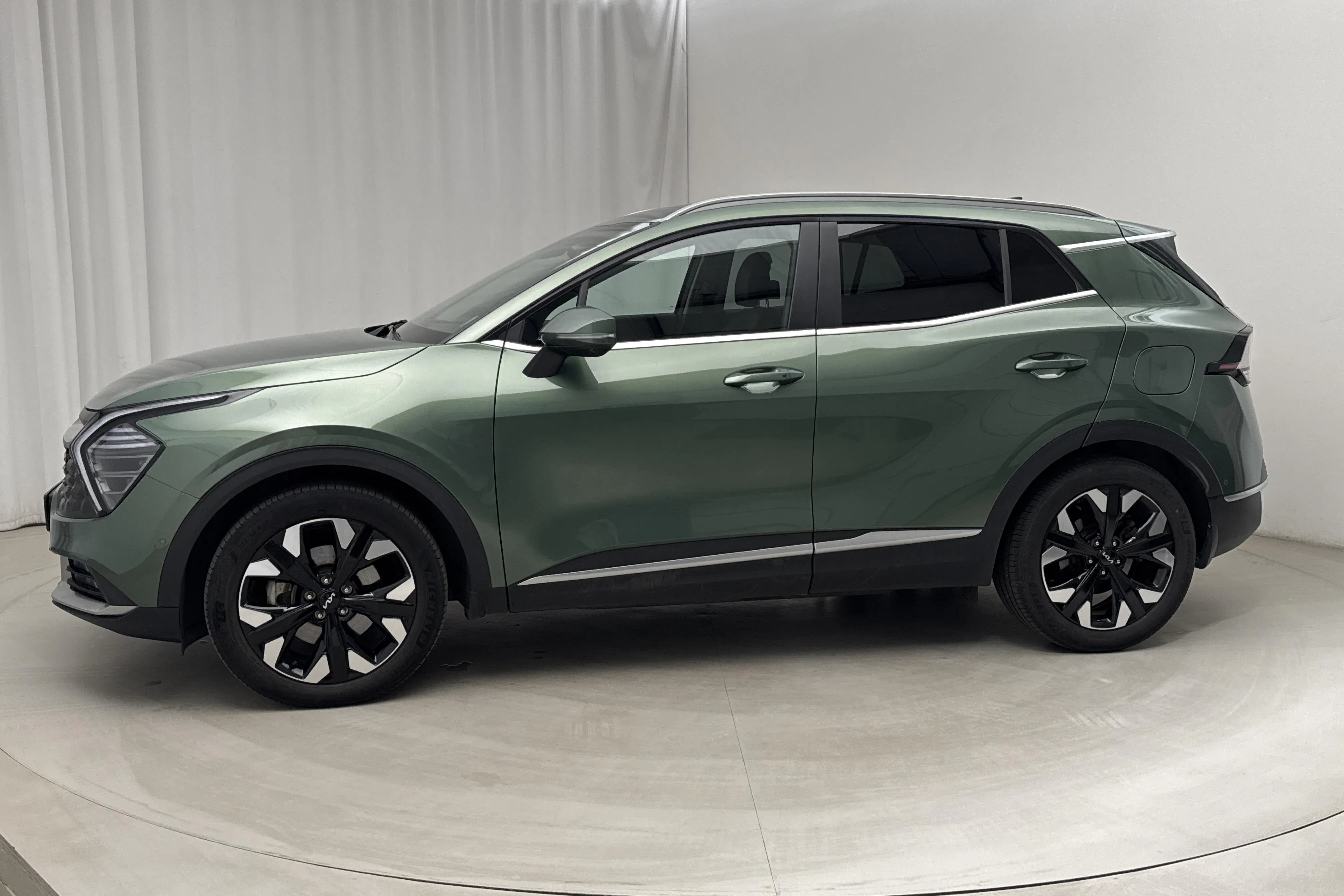 Presentationsfoto 2 av 19: KIA Sportage PHEV AWD (265hk) - 5 652 mil - Automat - grön - 2022