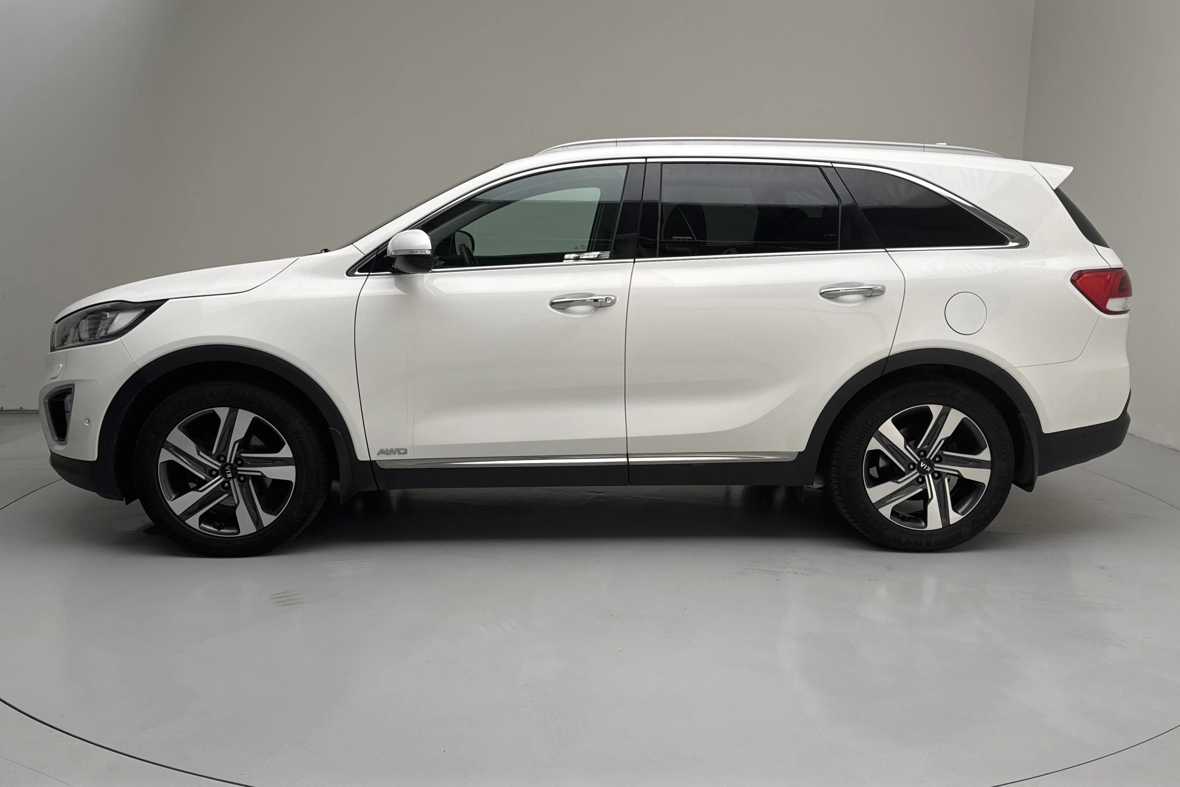 Presentationsfoto 2 av 18: KIA Sorento 2.2 CRDi (200hk) - 21 308 mil - Automat - vit - 2016